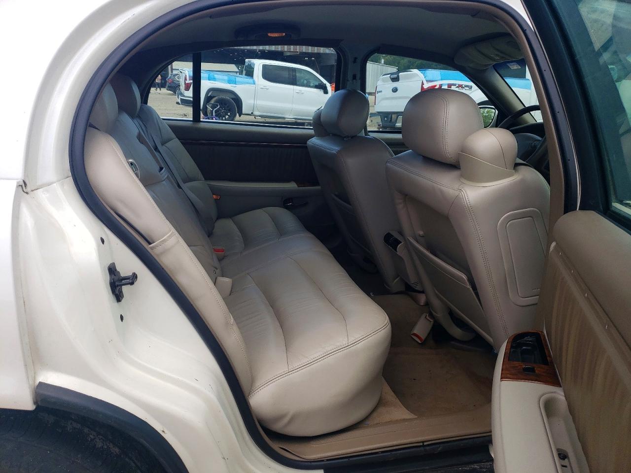 2004 Buick Park Avenue Ultra Cream vin: 1G4CU541X44136311
