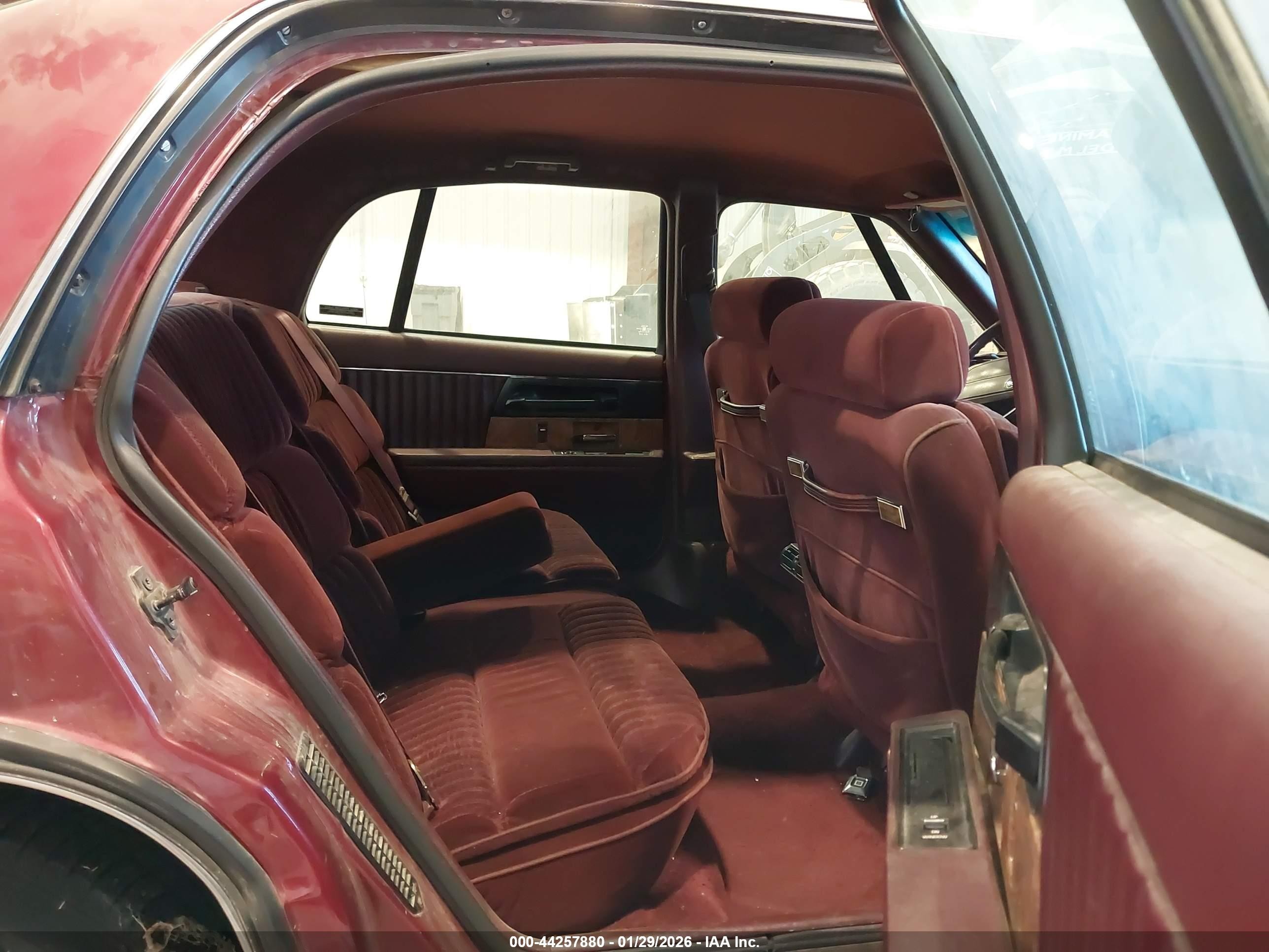1993 Buick Park Avenue   Red vin: 1G4CW53L1P1648932