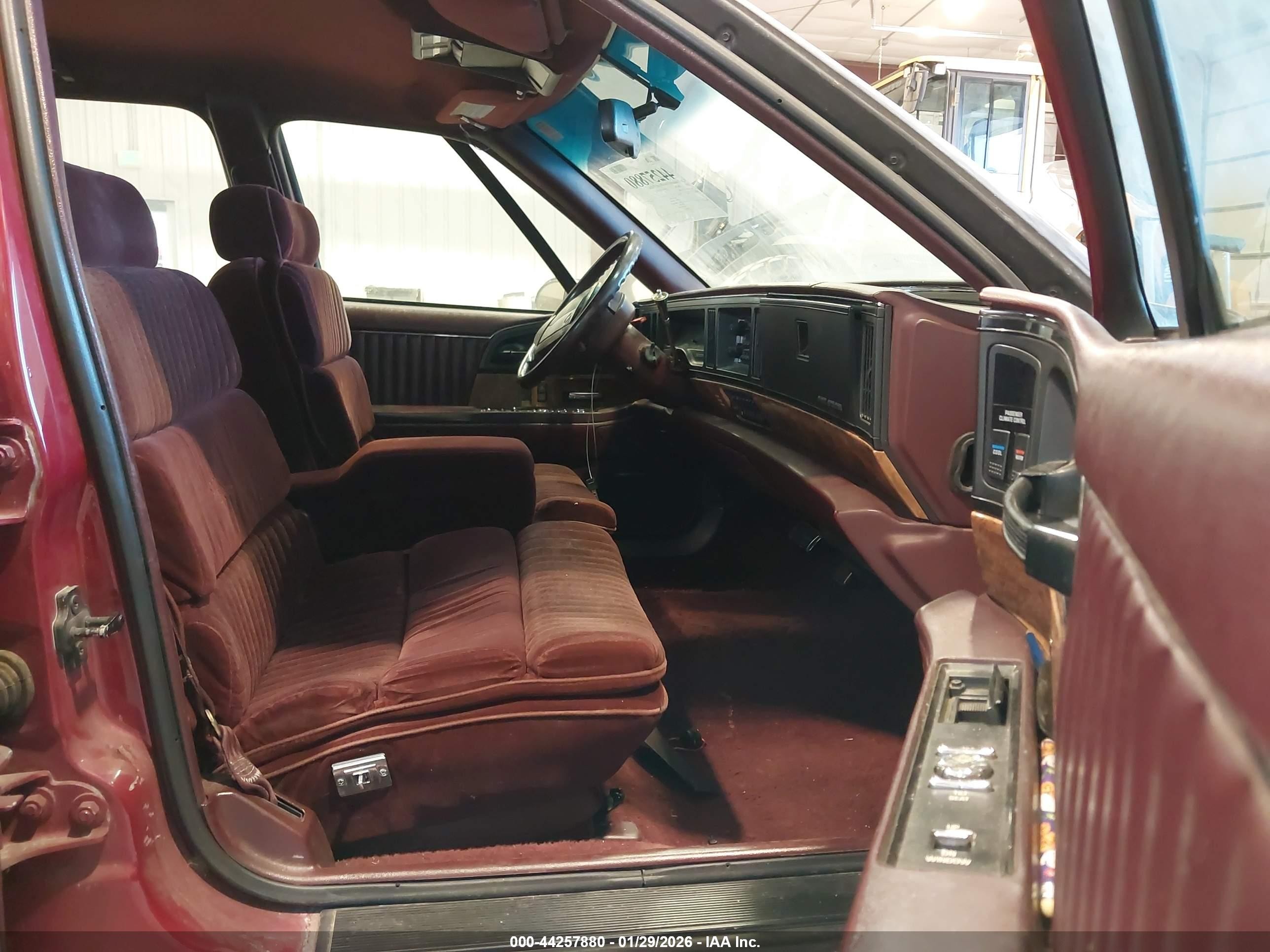1993 Buick Park Avenue   Red vin: 1G4CW53L1P1648932