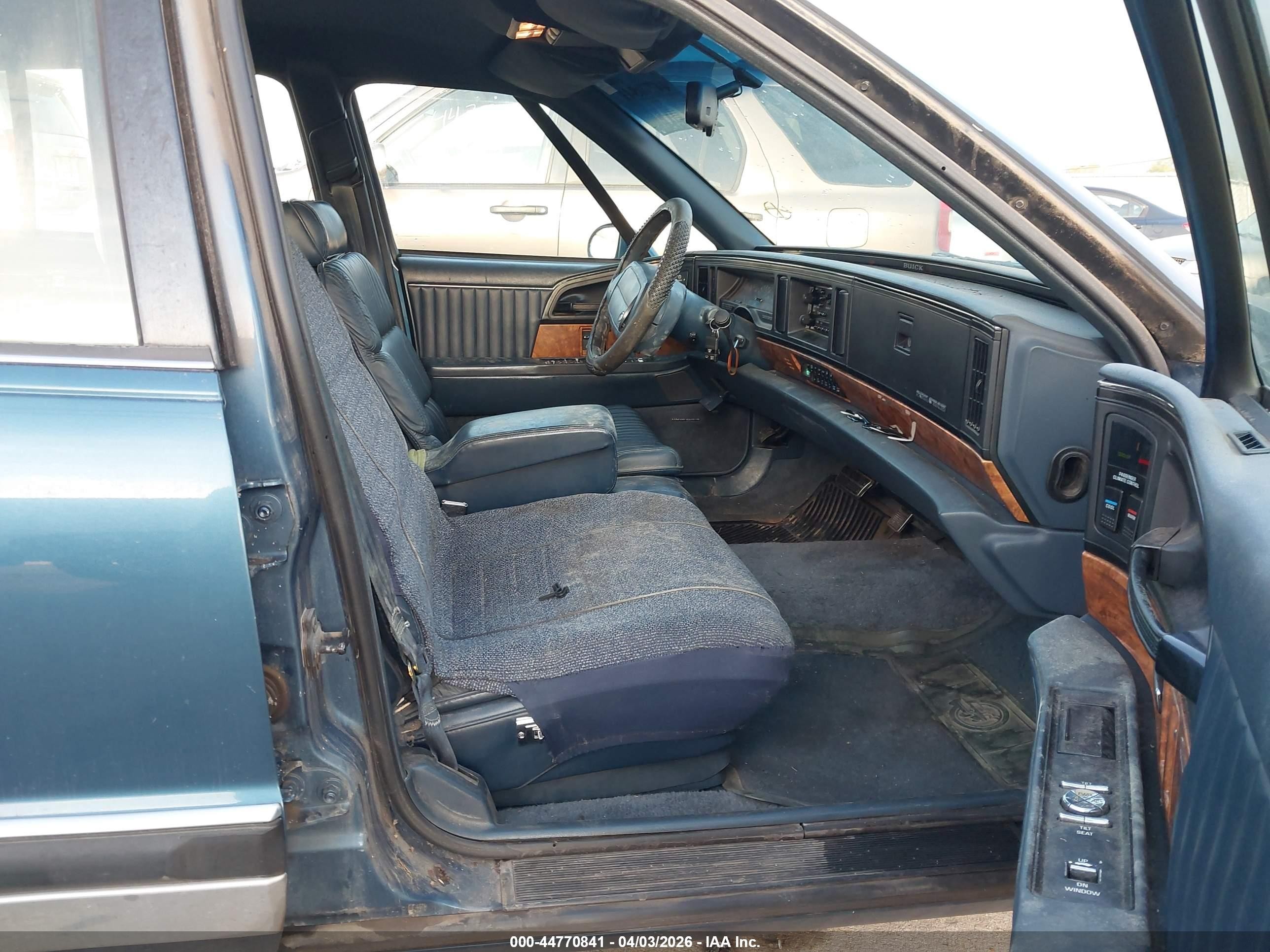 1993 Buick Park Avenue   Blue vin: 1G4CW53L3P1600512