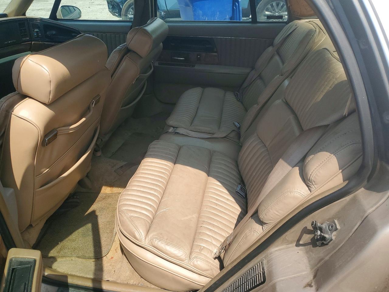 1993 Buick Park Avenue Gold vin: 1G4CW53L5P1600947