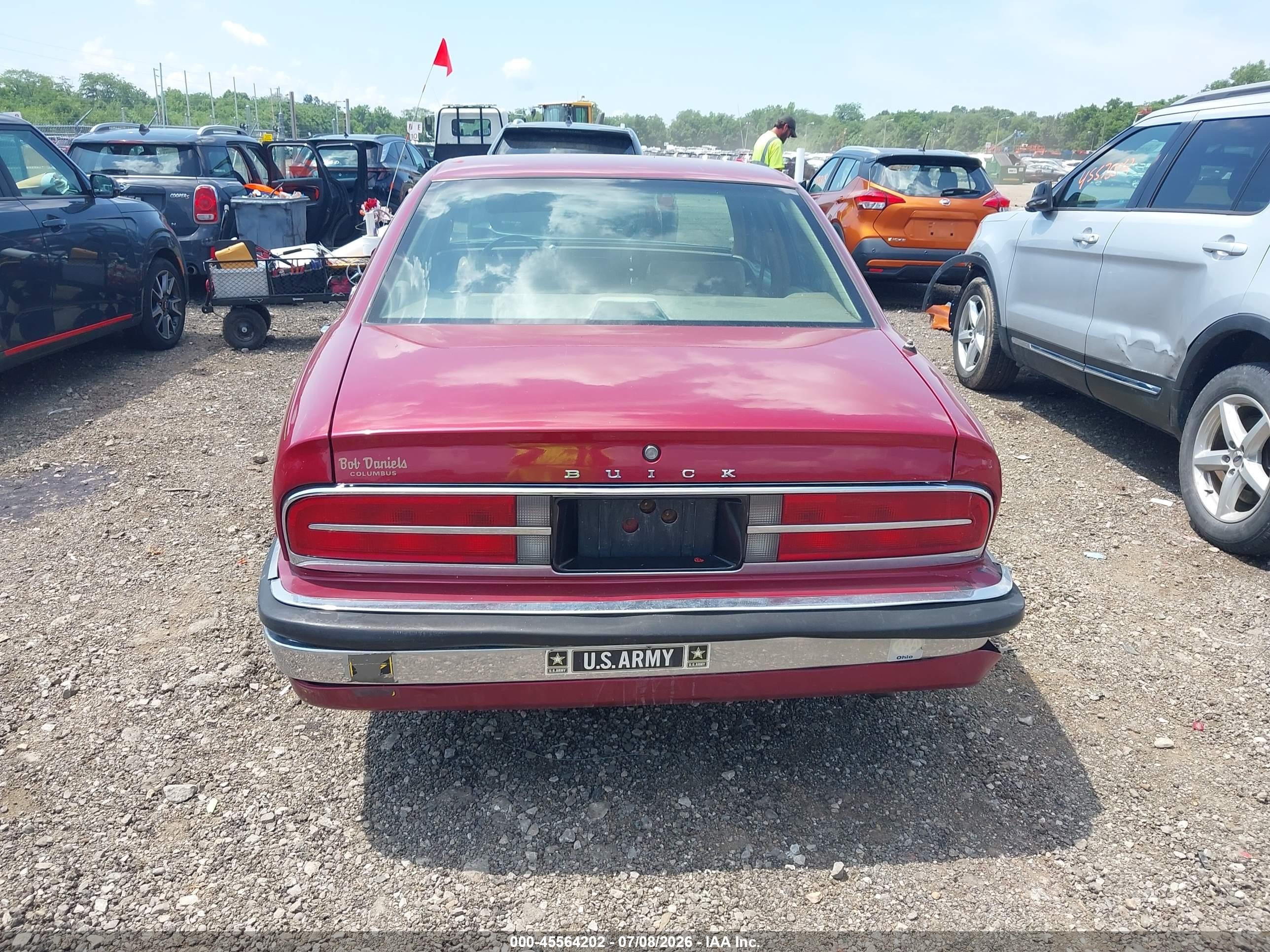1992 Buick Park Avenue   Red vin: 1G4CW53L9N1663742