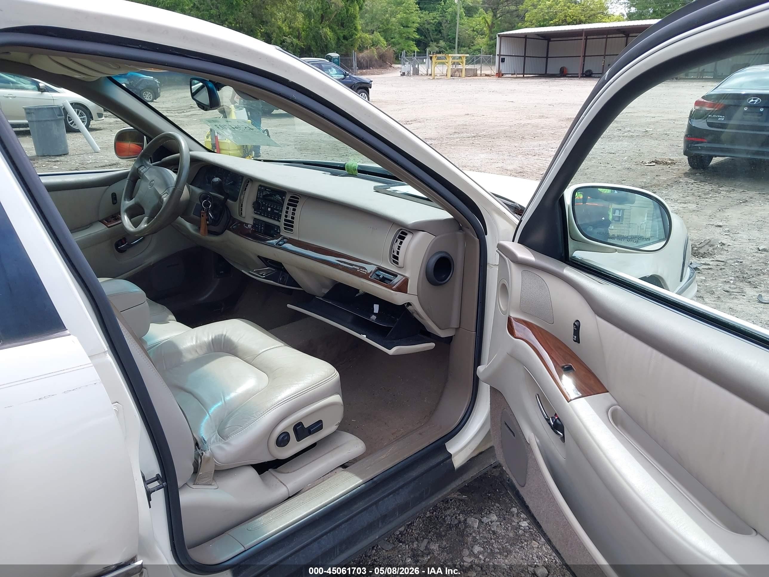 2002 Buick Park Avenue   Cream vin: 1G4CW54K524161407