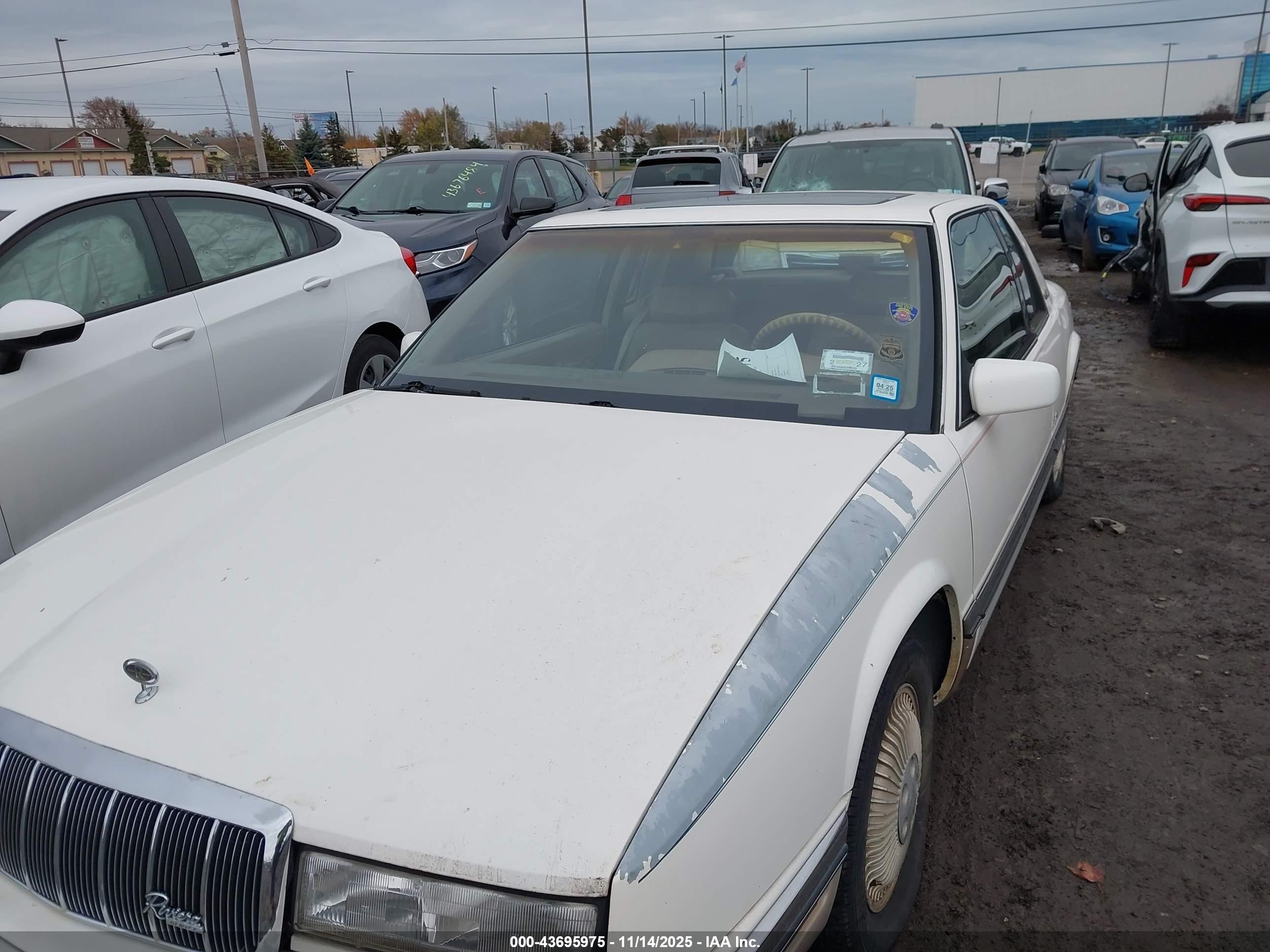 1991 Buick Riviera   Белый vin: 1G4EZ13L3MU412043