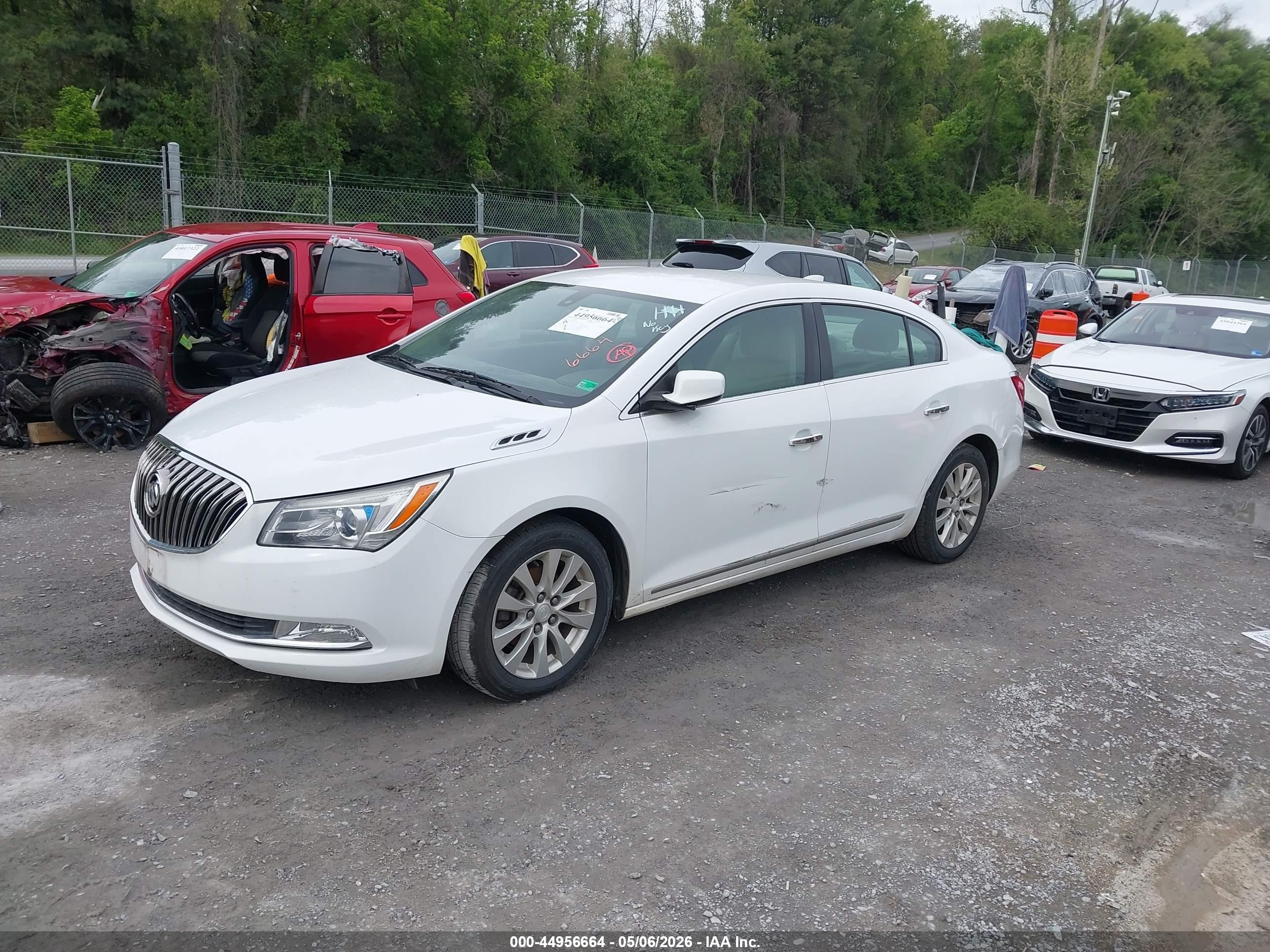 2015 Buick Lacrosse   Белый vin: 1G4GA5GR9FF243014