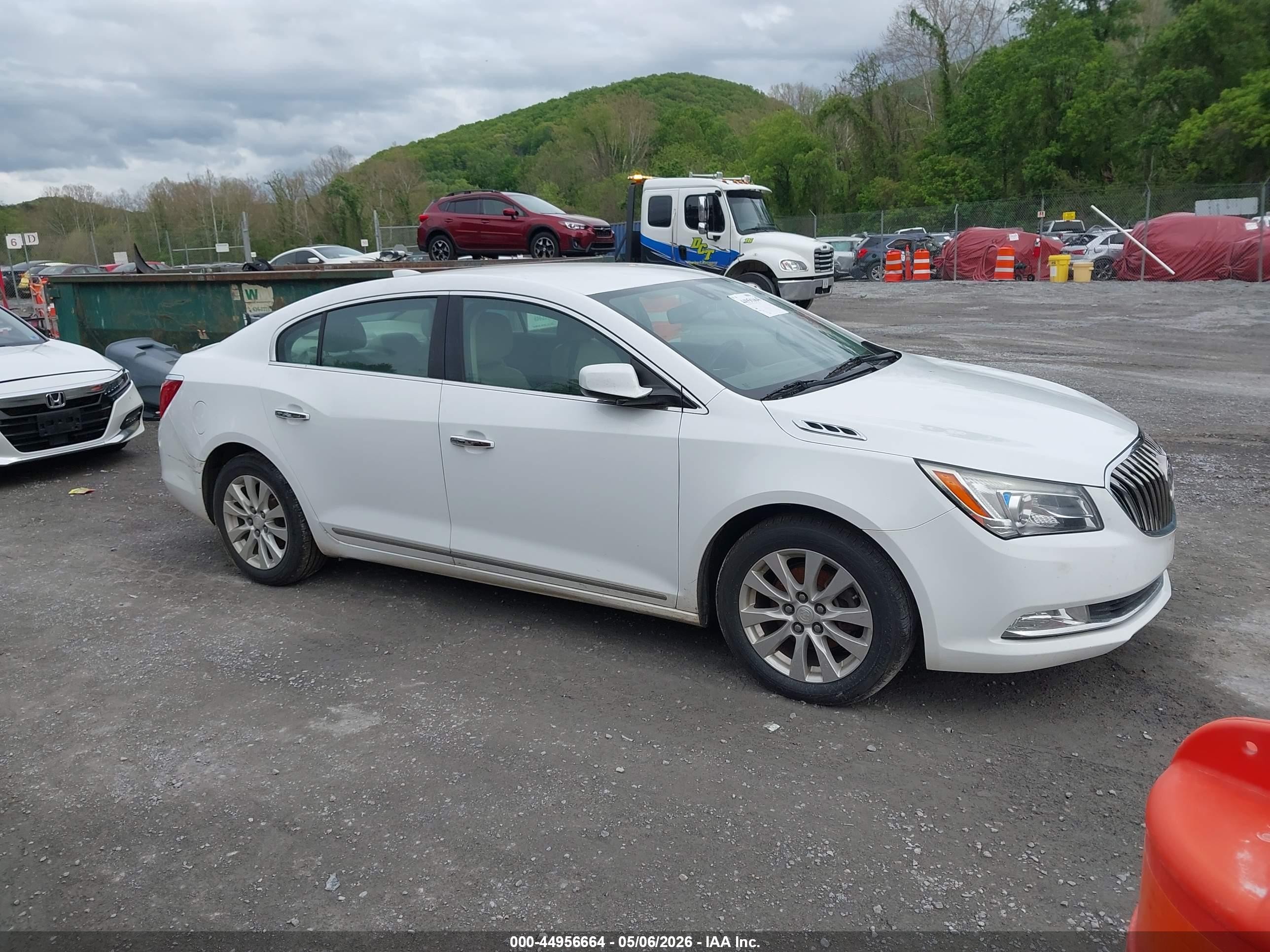 2015 Buick Lacrosse   Белый vin: 1G4GA5GR9FF243014