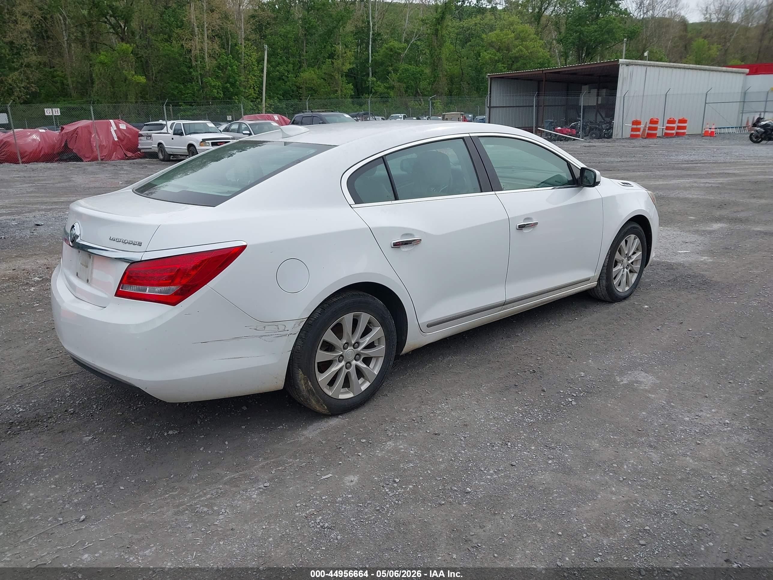 2015 Buick Lacrosse   Белый vin: 1G4GA5GR9FF243014