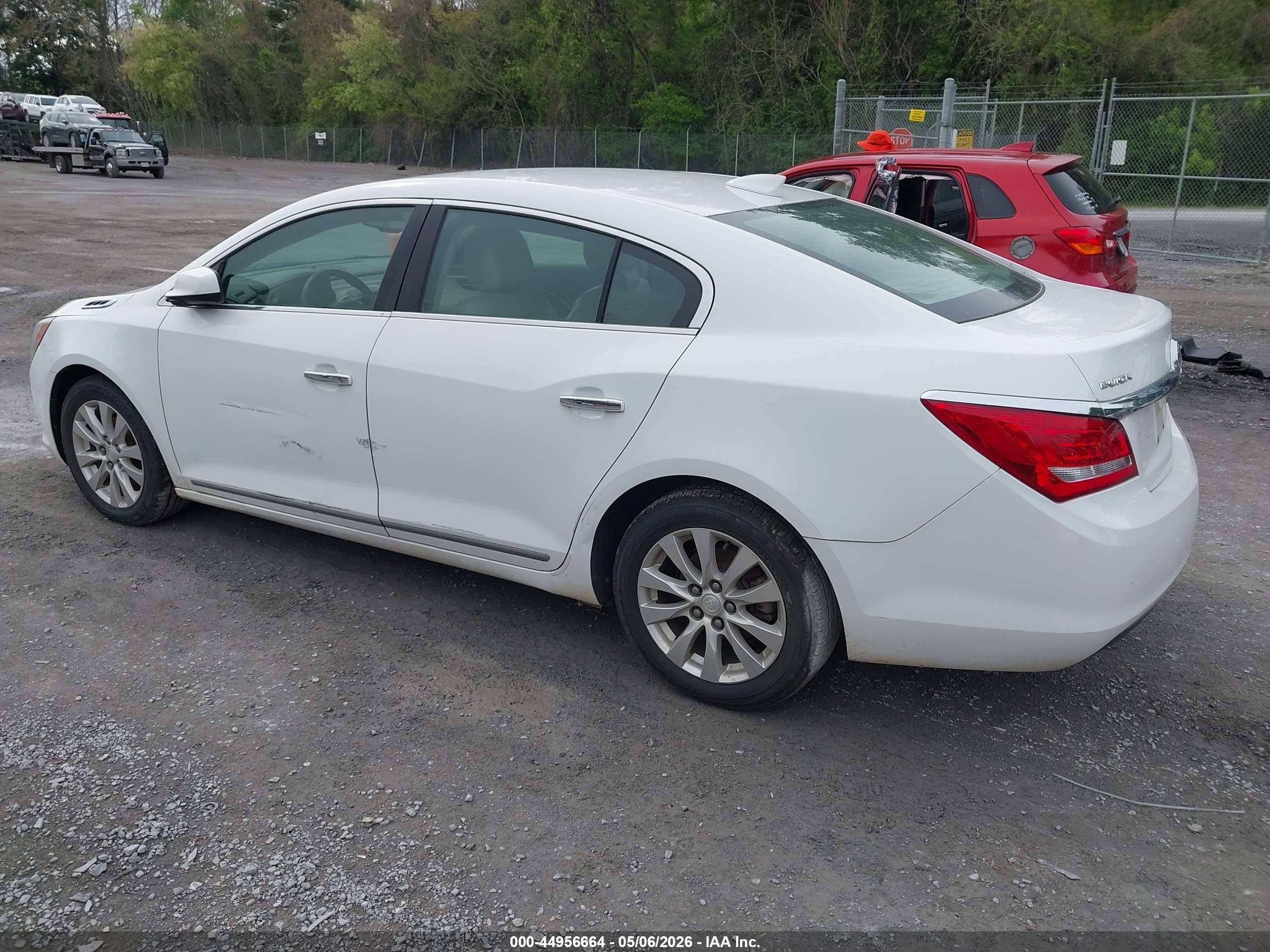 2015 Buick Lacrosse   Белый vin: 1G4GA5GR9FF243014