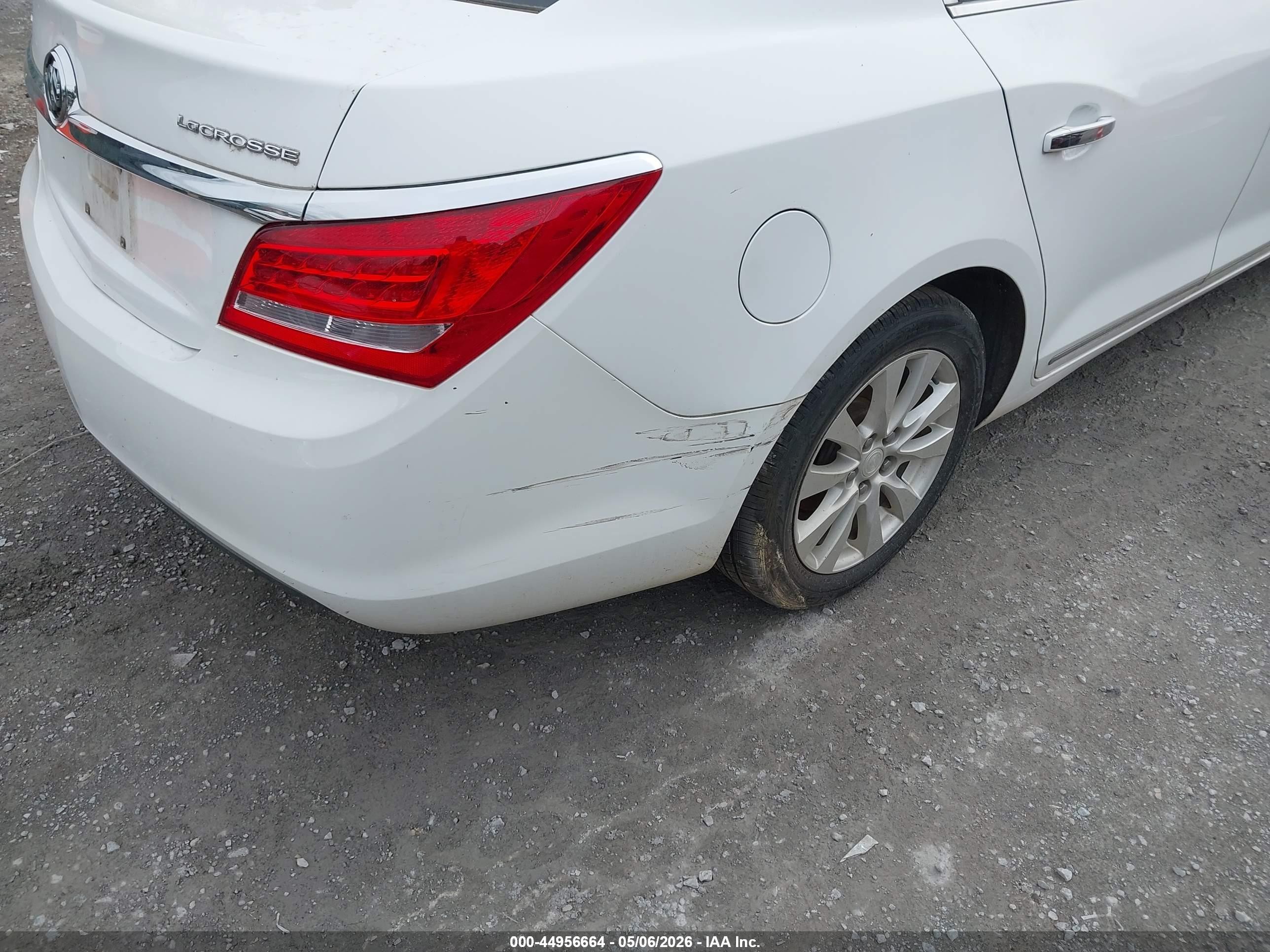 2015 Buick Lacrosse   Белый vin: 1G4GA5GR9FF243014