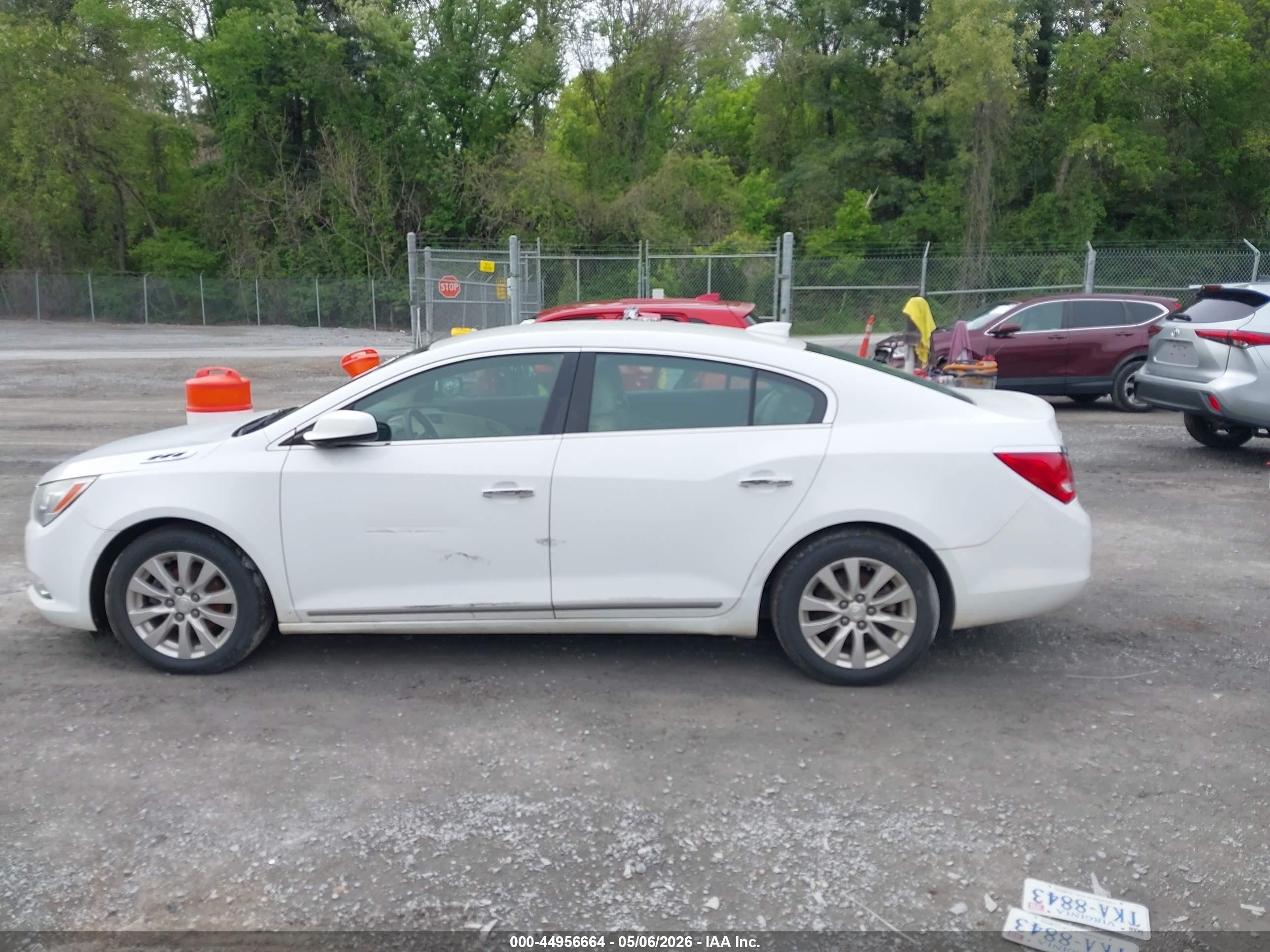 2015 Buick Lacrosse   Белый vin: 1G4GA5GR9FF243014