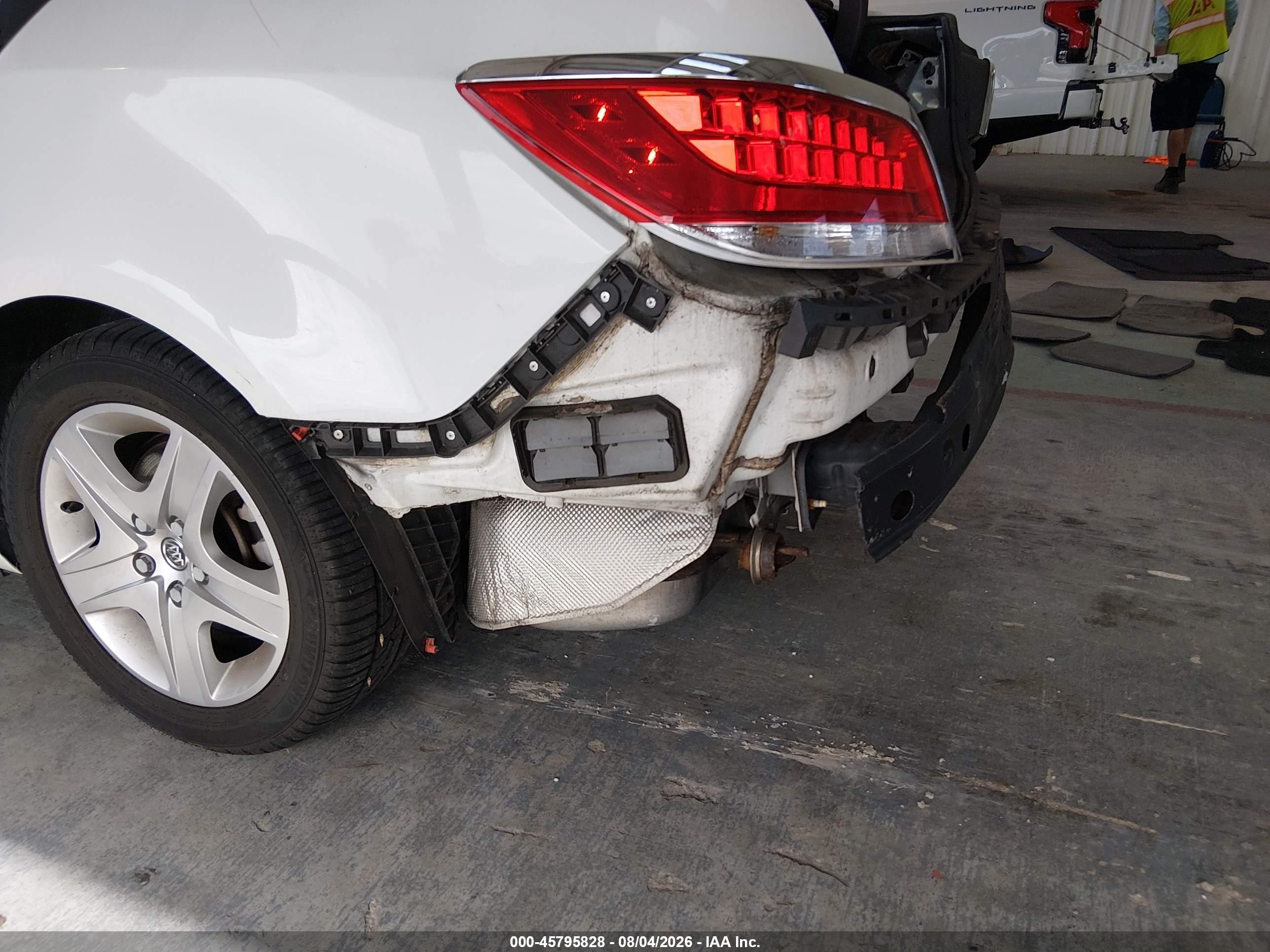 2010 Buick Lacrosse Cx White vin: 1G4GB5EG5AF125050