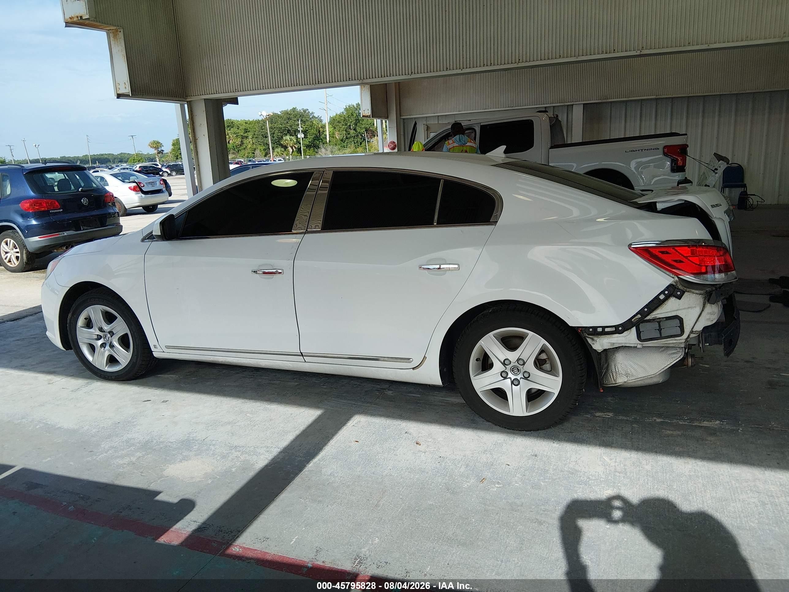 2010 Buick Lacrosse Cx White vin: 1G4GB5EG5AF125050