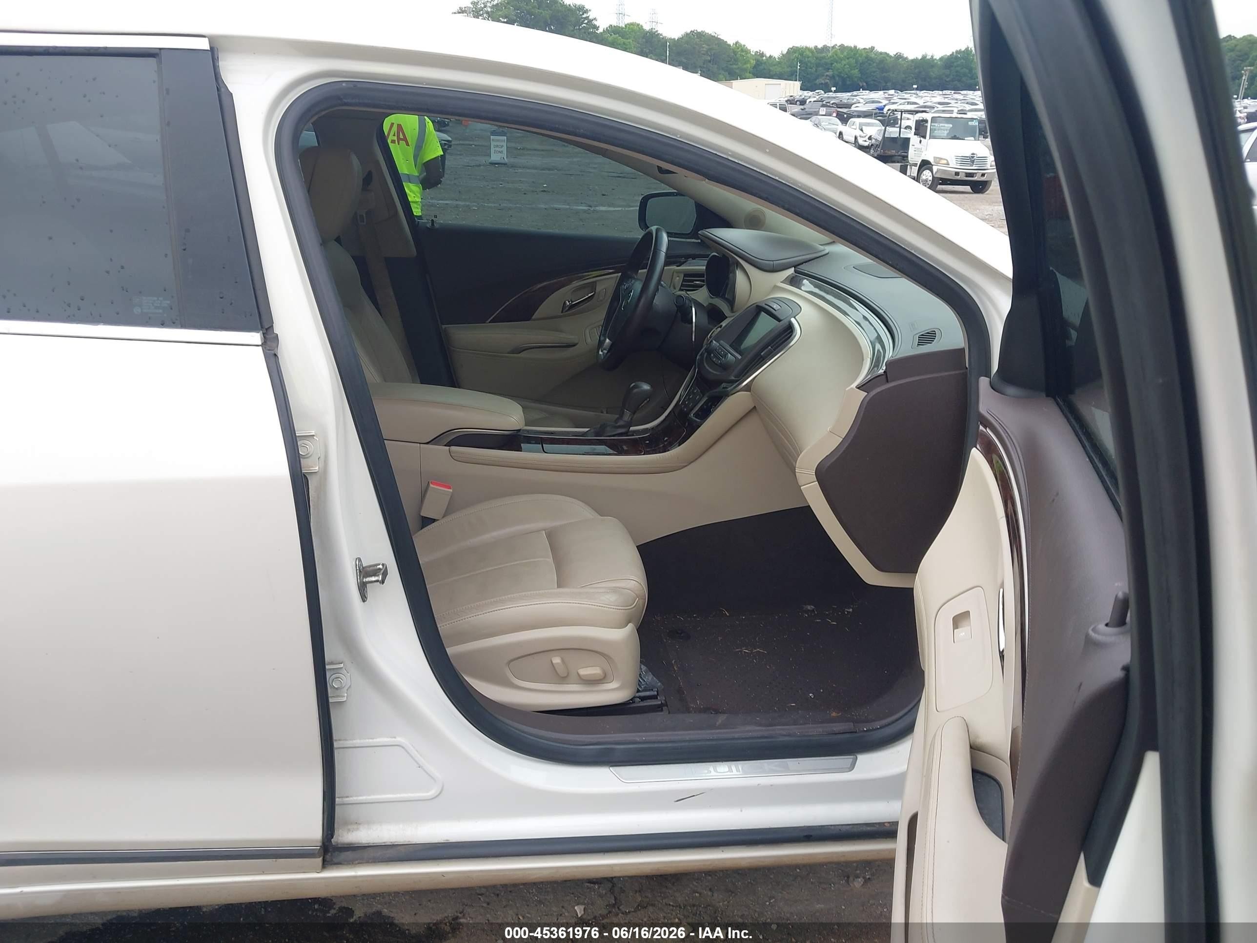2014 Buick Lacrosse Leather Group Beige vin: 1G4GB5G31EF212654