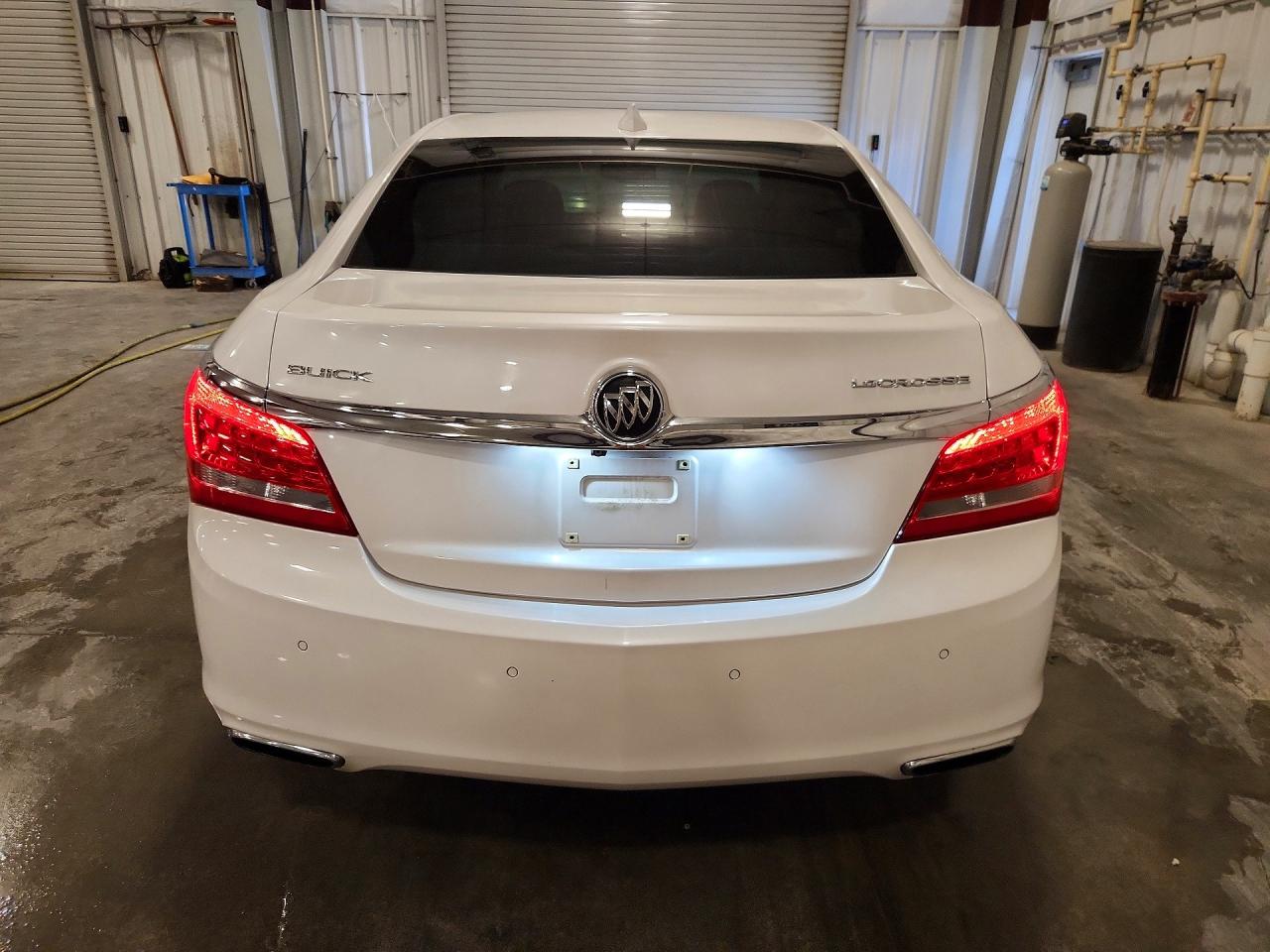 2015 Buick Lacrosse White vin: 1G4GB5G31FF194092