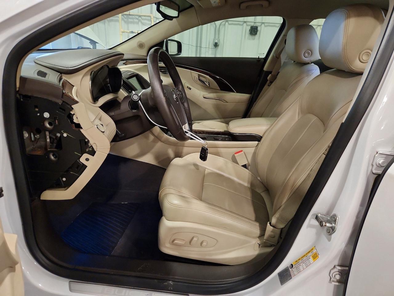 2015 Buick Lacrosse White vin: 1G4GB5G31FF194092