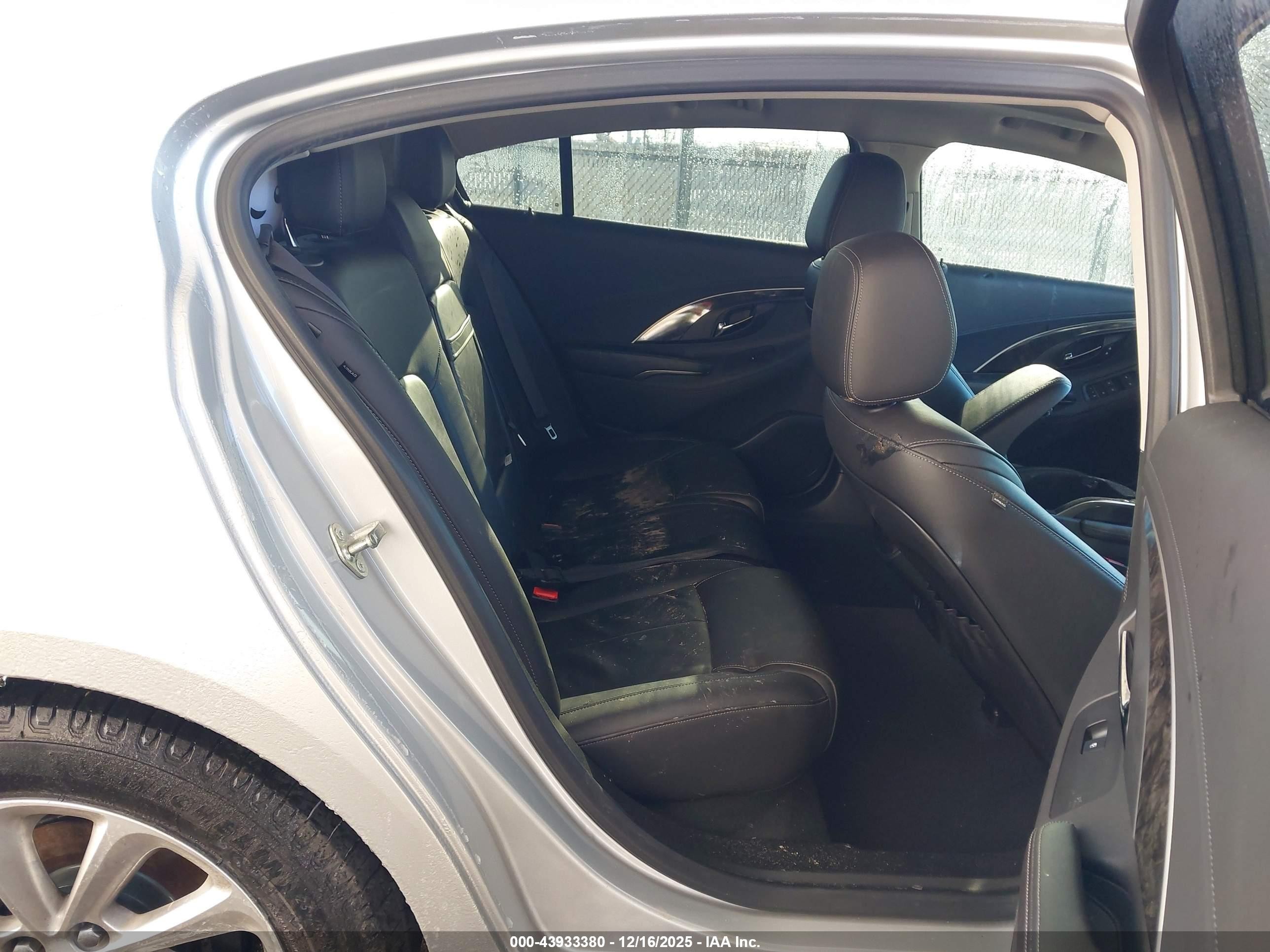 2015 Buick Lacrosse Leather Silver vin: 1G4GB5G32FF119367