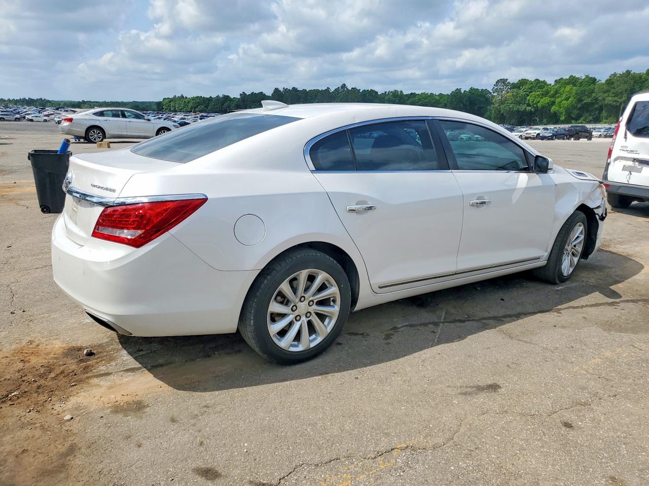 2015 Buick Lacrosse Белый vin: 1G4GB5G34FF246038