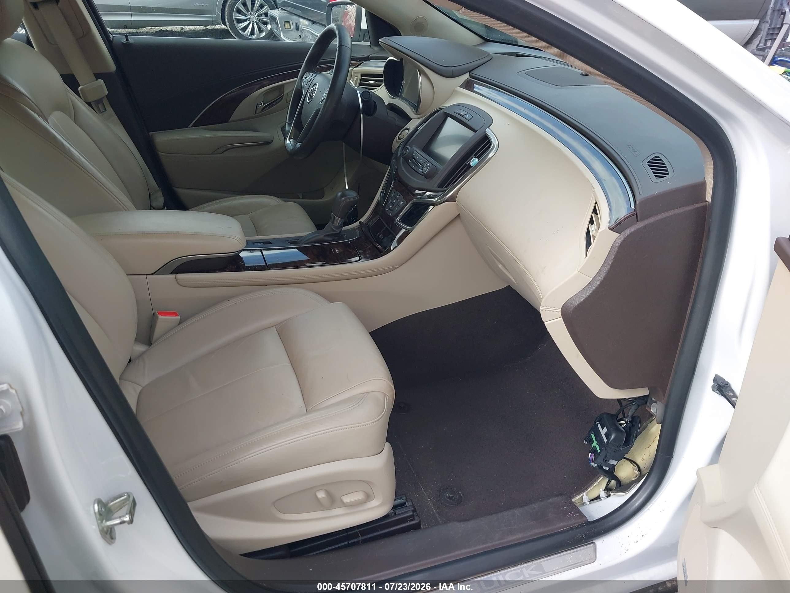 2015 Buick Lacrosse Leather Белый vin: 1G4GB5G39FF231132
