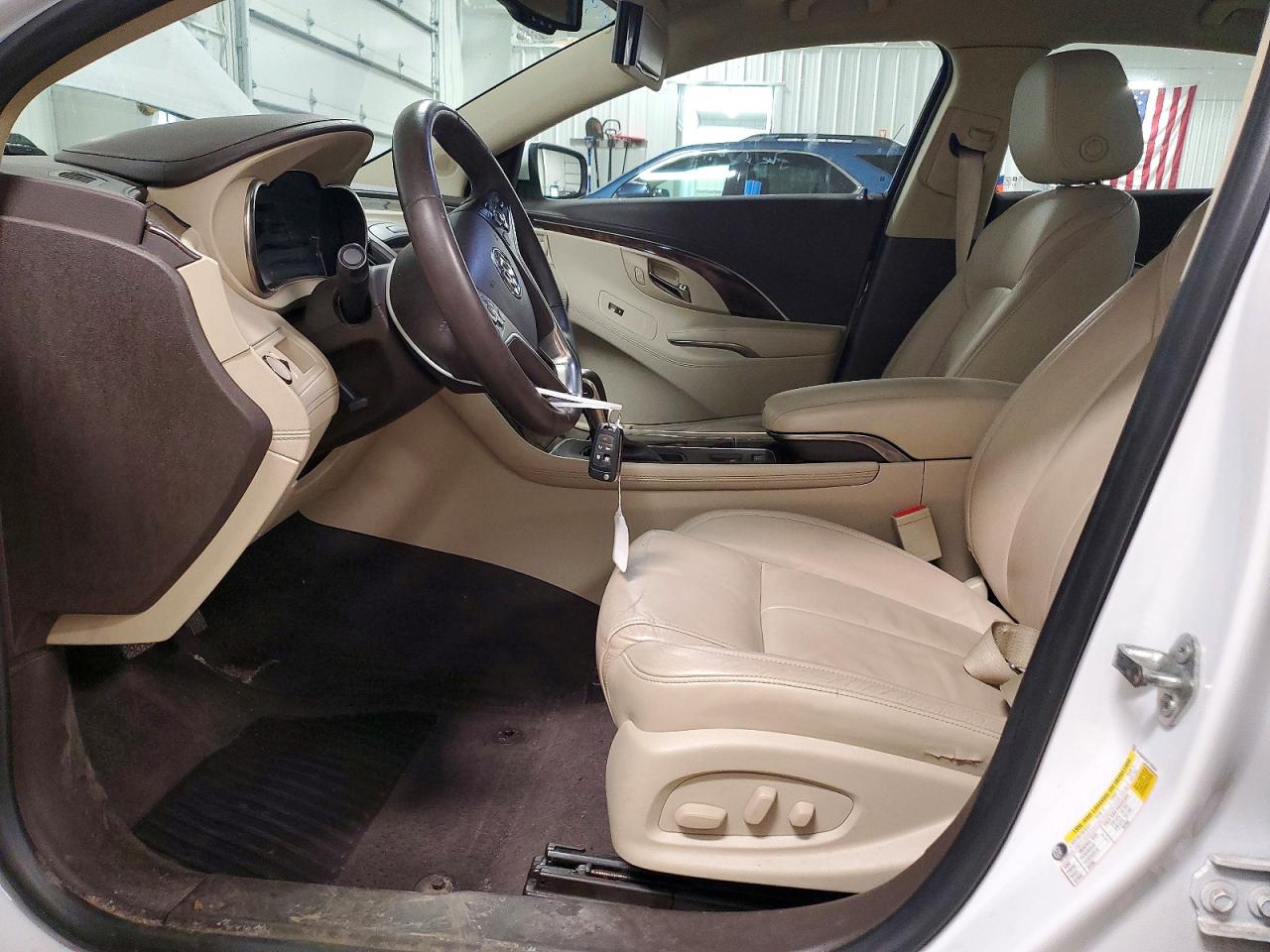 2015 Buick Lacrosse Белый vin: 1G4GB5GR2FF187544