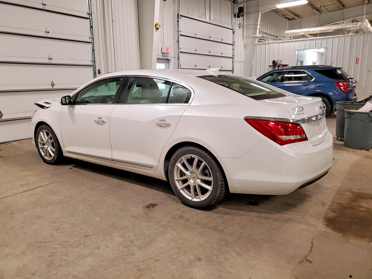 2015 Buick Lacrosse Белый vin: 1G4GB5GR2FF187544