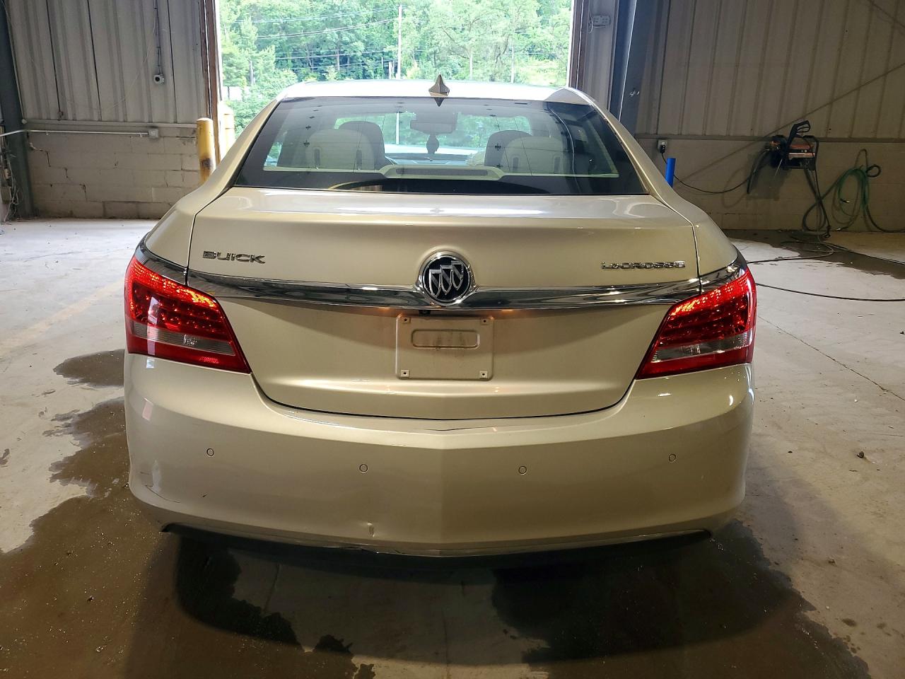 2015 Buick Lacrosse Gold vin: 1G4GB5GR2FF246947