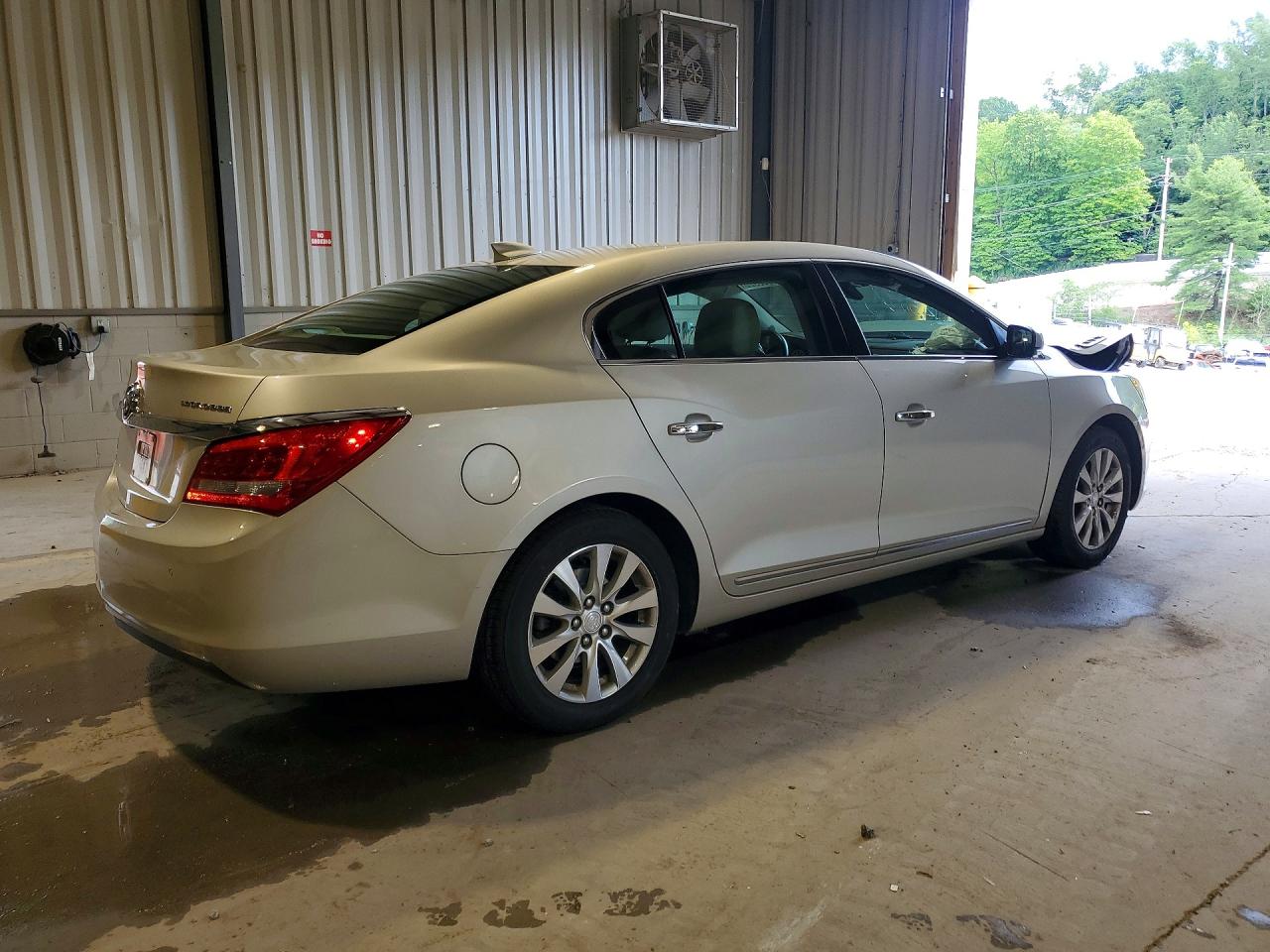 2015 Buick Lacrosse Gold vin: 1G4GB5GR2FF246947