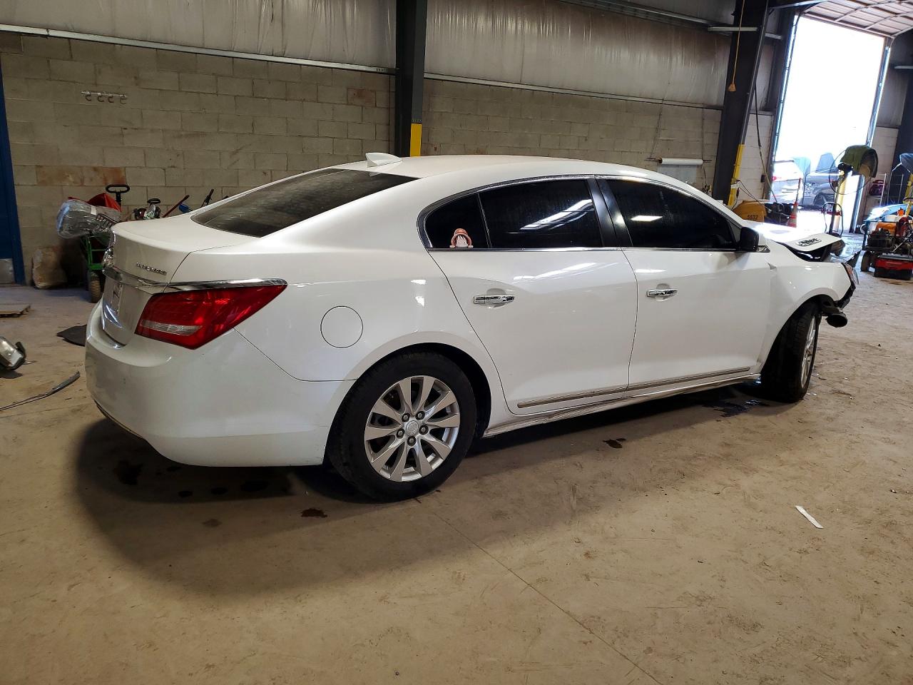 2015 Buick Lacrosse White vin: 1G4GB5GRXFF289495