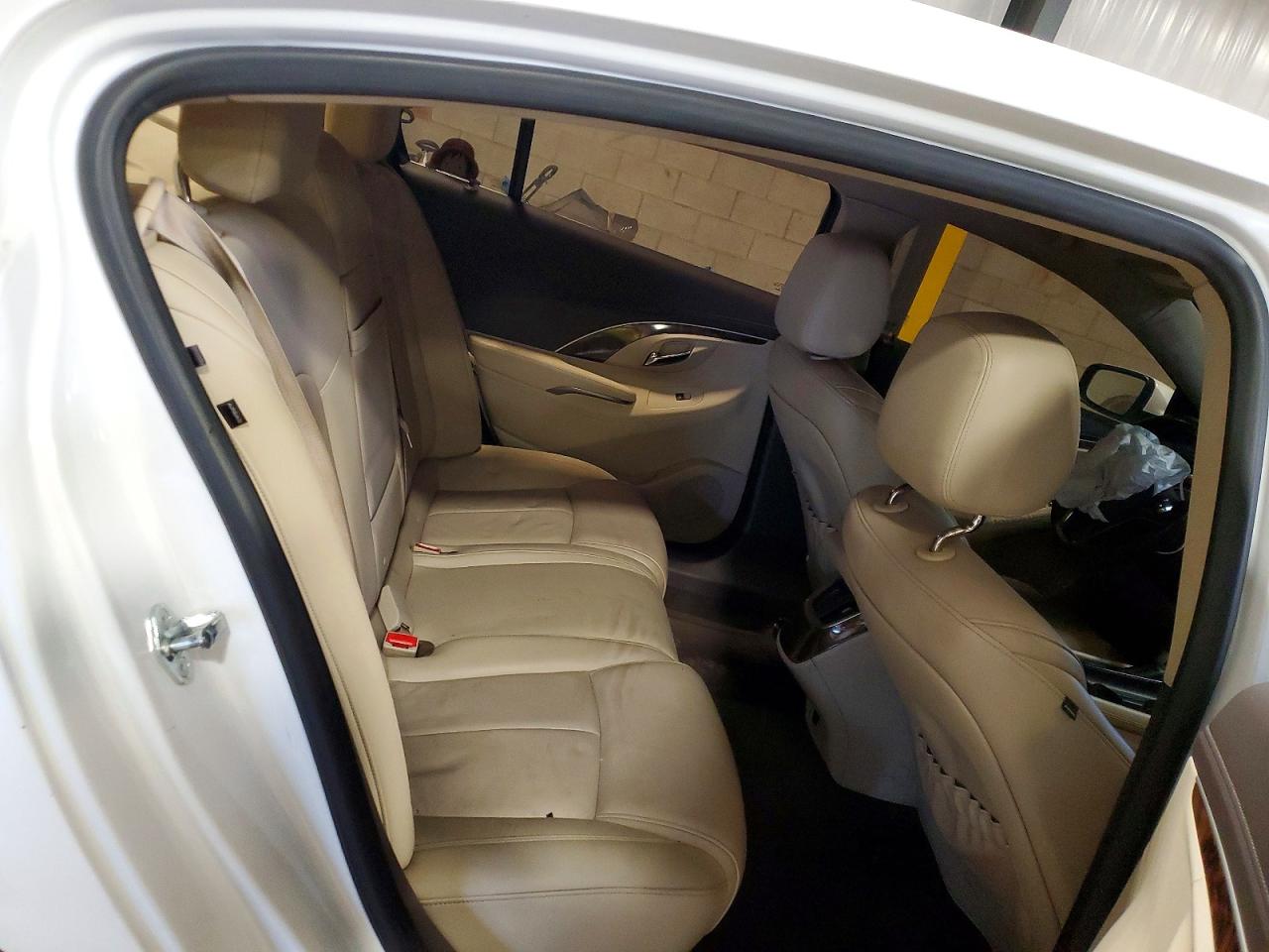 2015 Buick Lacrosse White vin: 1G4GB5GRXFF289495