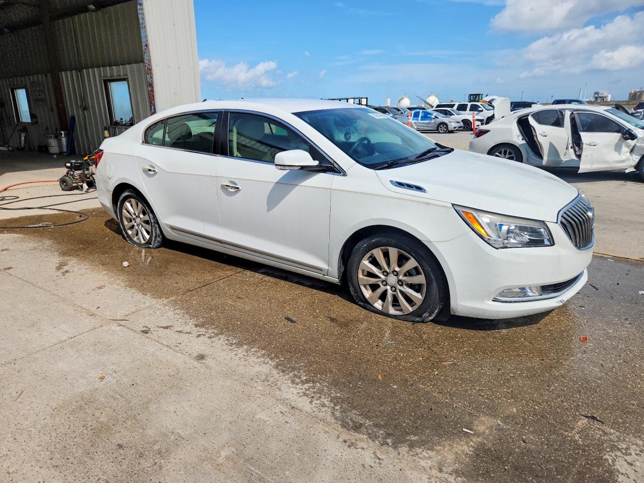 2015 Buick Lacrosse White vin: 1G4GB5GRXFF338758