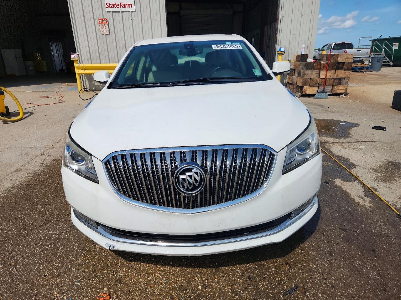 2015 Buick Lacrosse White vin: 1G4GB5GRXFF338758