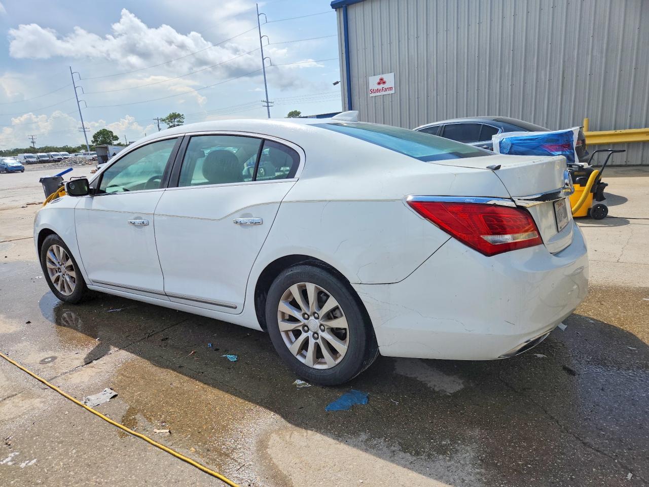 2015 Buick Lacrosse White vin: 1G4GB5GRXFF338758