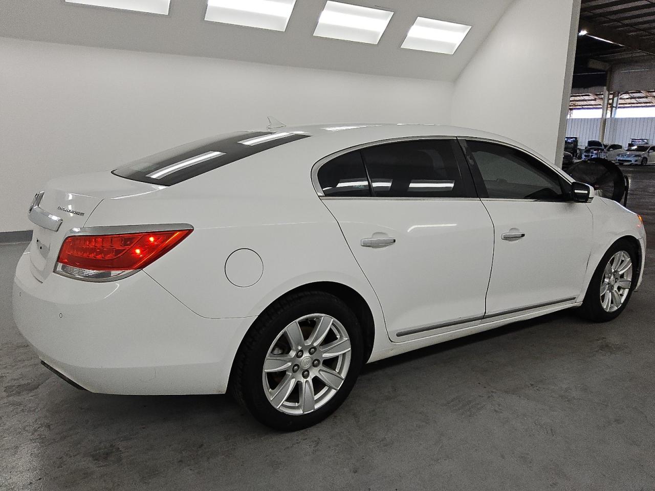 2013 Buick Lacrosse White vin: 1G4GC5E36DF162428 Damage: Right Rear Tire, Worn, Replacement Required