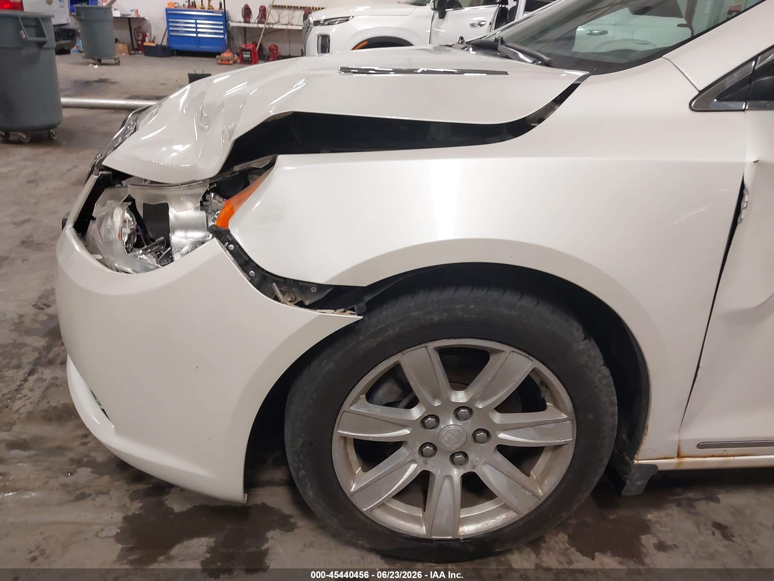 2010 Buick Lacrosse Cxl White vin: 1G4GC5EGXAF229966