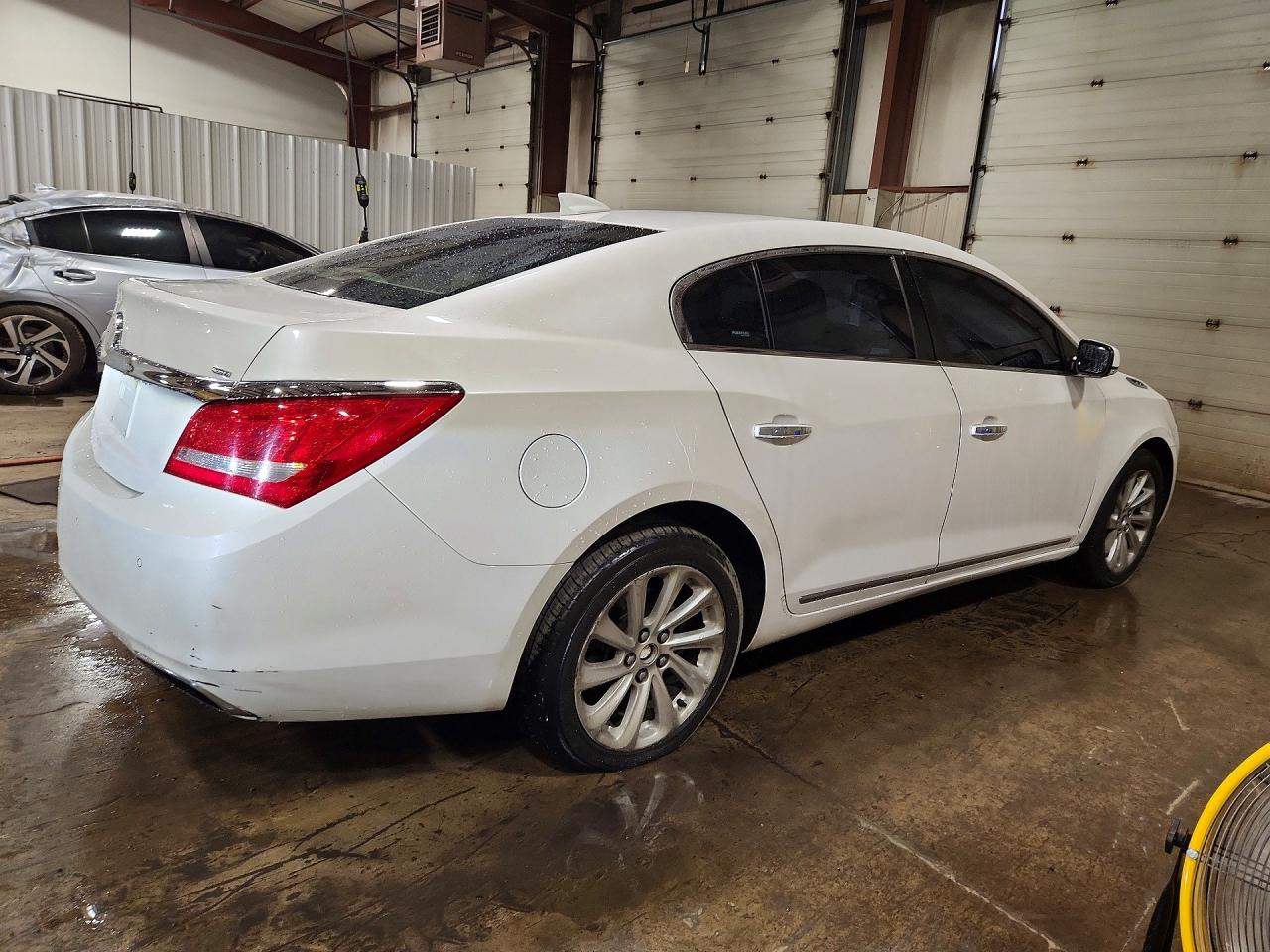 2015 Buick Lacrosse White vin: 1G4GC5G31FF142023