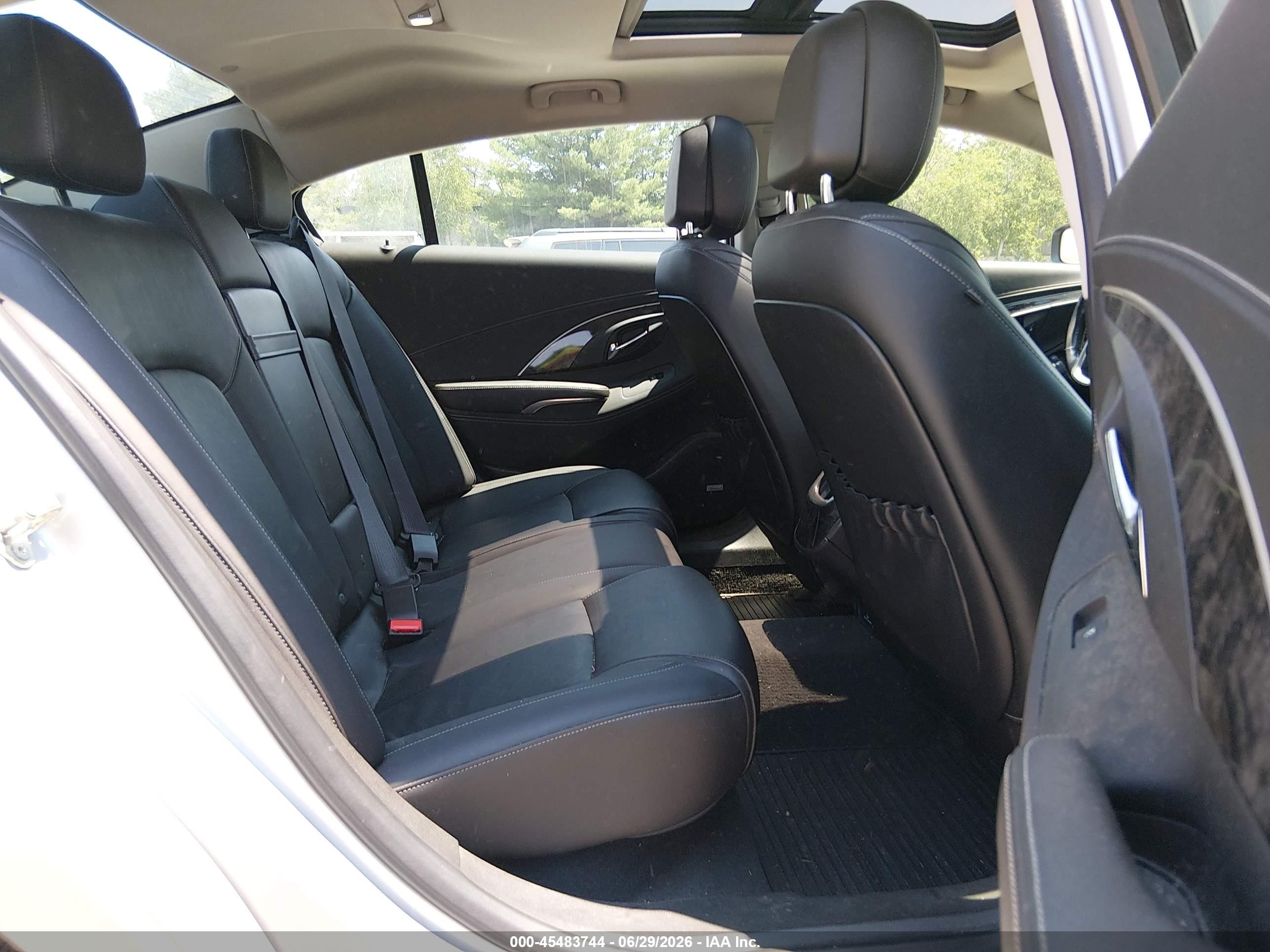2014 Buick Lacrosse Leather Group Silver vin: 1G4GC5G39EF168884