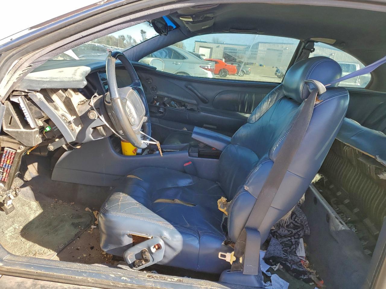 1998 Buick Riviera White vin: 1G4GD2211W4709148