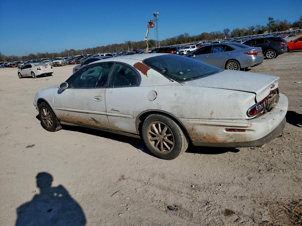 1998 Buick Riviera White vin: 1G4GD2211W4709148