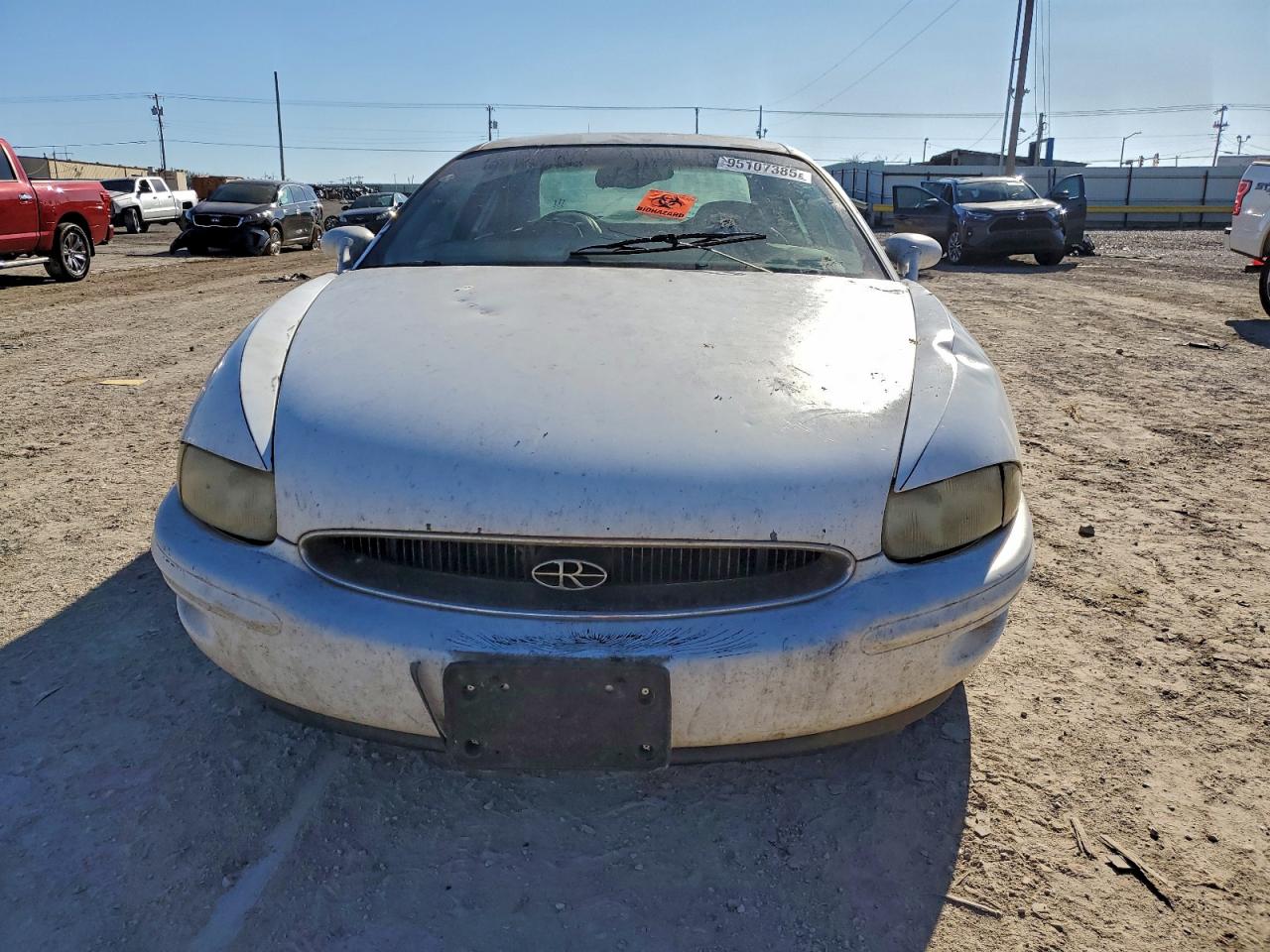 1998 Buick Riviera White vin: 1G4GD2211W4709148