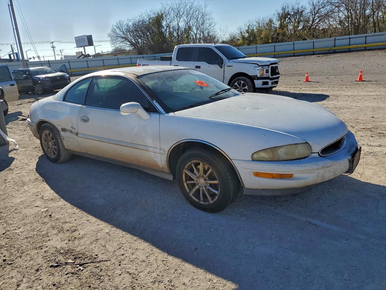 1998 Buick Riviera White vin: 1G4GD2211W4709148