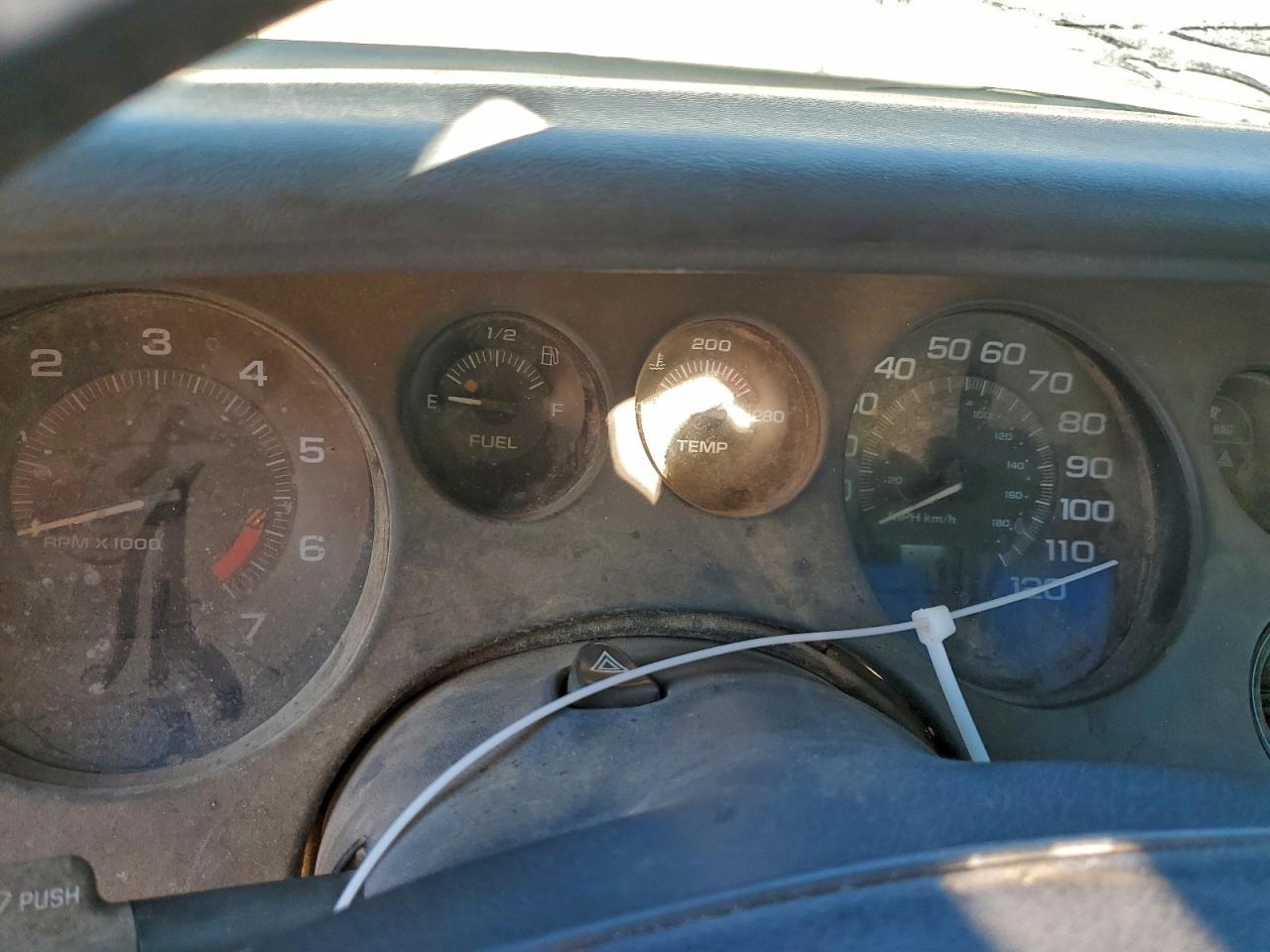 1998 Buick Riviera White vin: 1G4GD2211W4709148