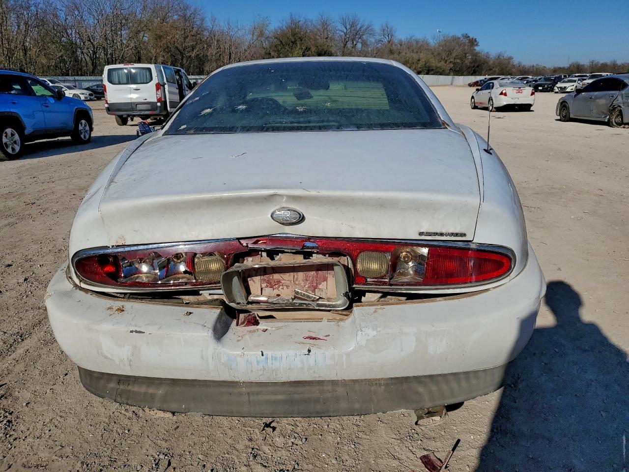 1998 Buick Riviera White vin: 1G4GD2211W4709148