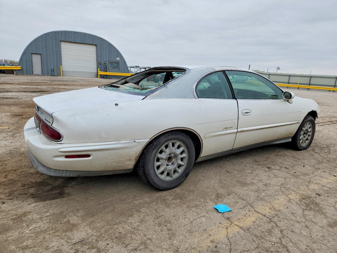 1998 Buick Riviera White vin: 1G4GD2214W4710536