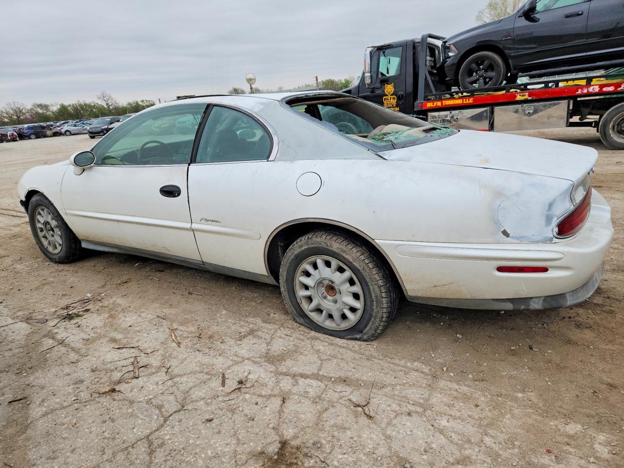 1998 Buick Riviera White vin: 1G4GD2214W4710536