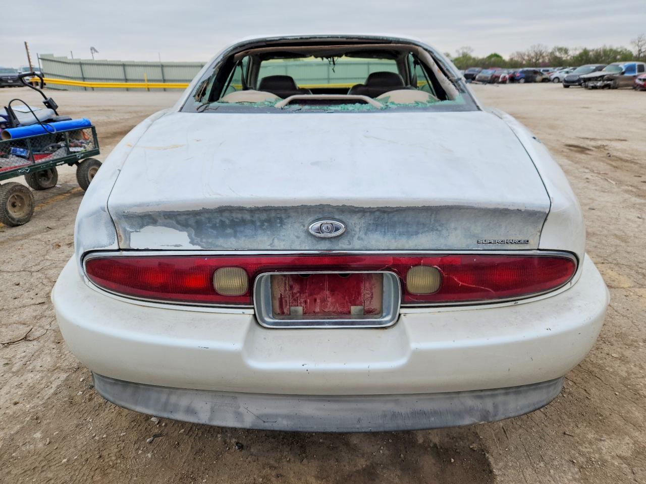 1998 Buick Riviera White vin: 1G4GD2214W4710536