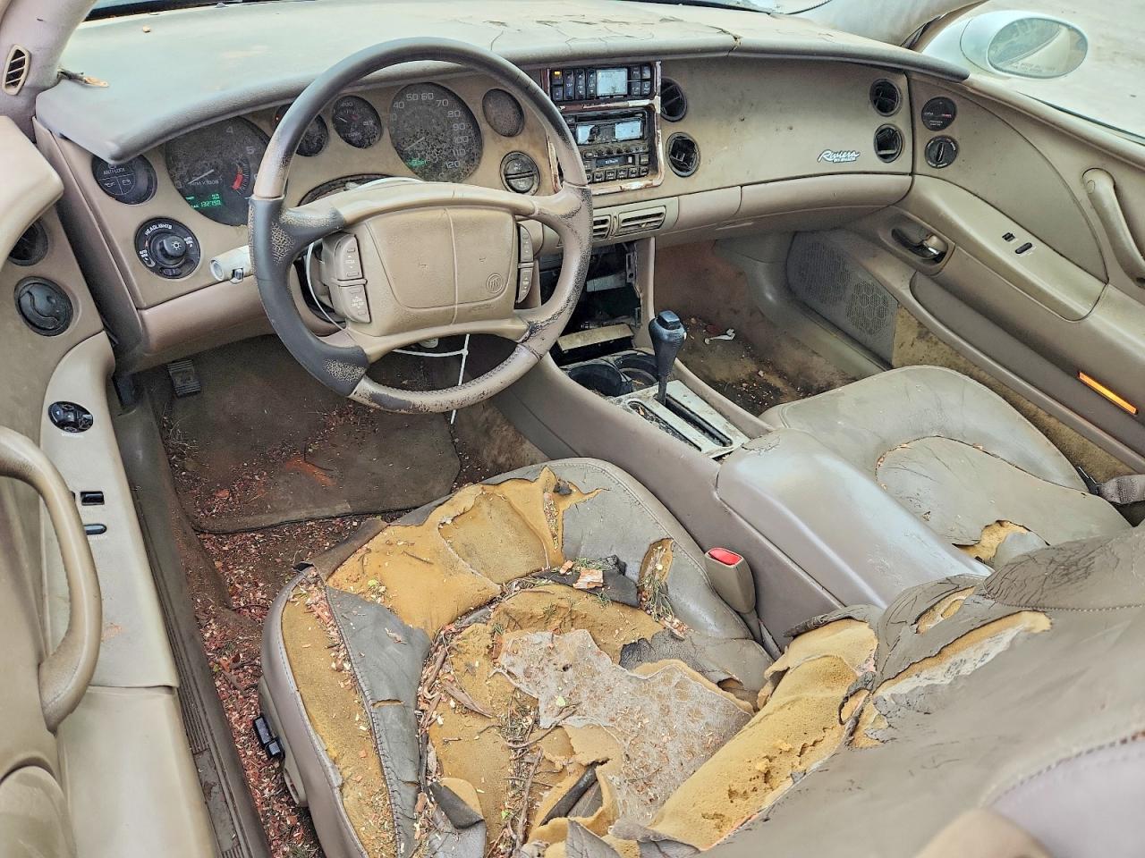 1998 Buick Riviera White vin: 1G4GD2214W4710536