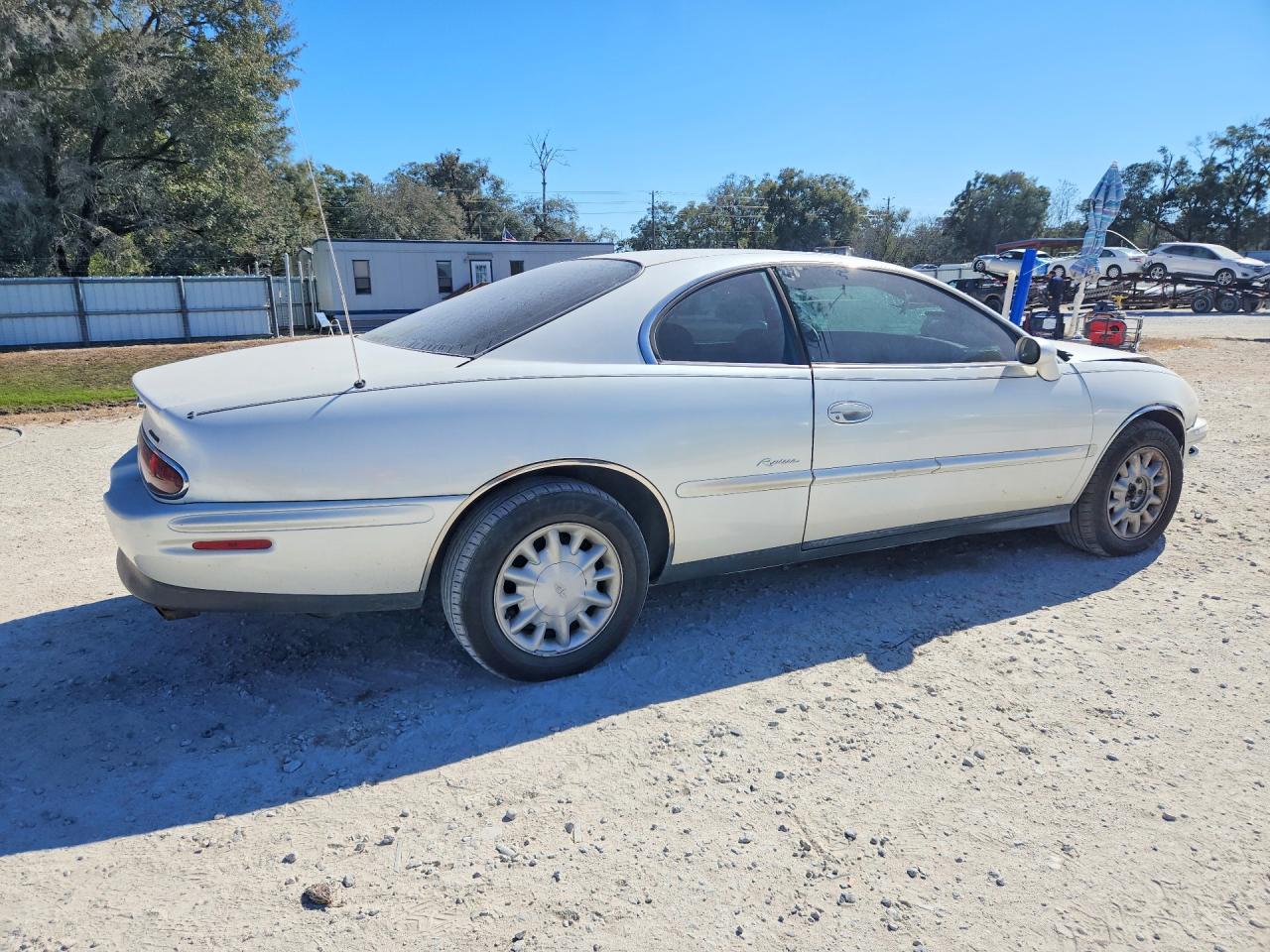 1997 Buick Riviera White vin: 1G4GD2215V4701133