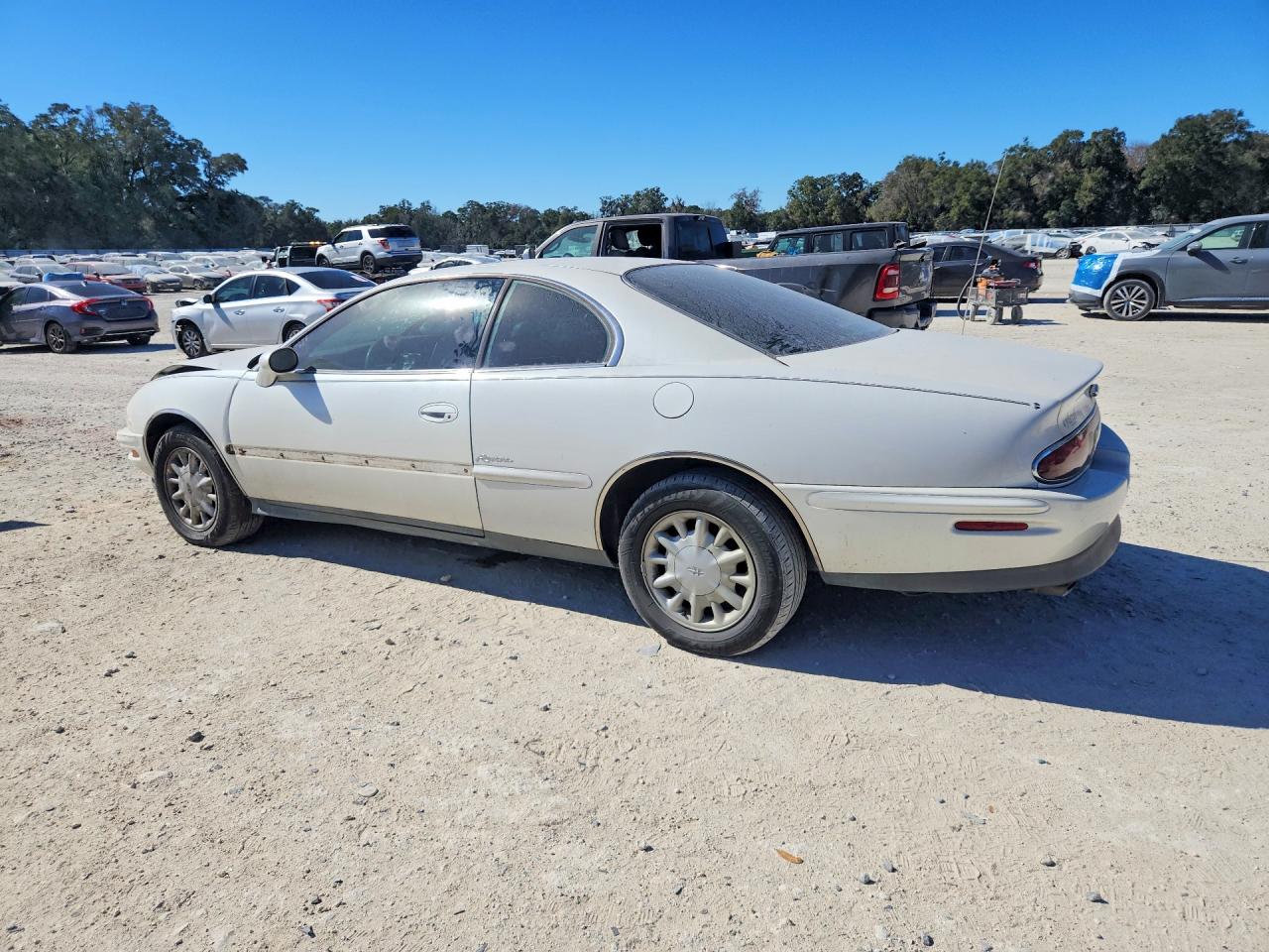 1997 Buick Riviera White vin: 1G4GD2215V4701133