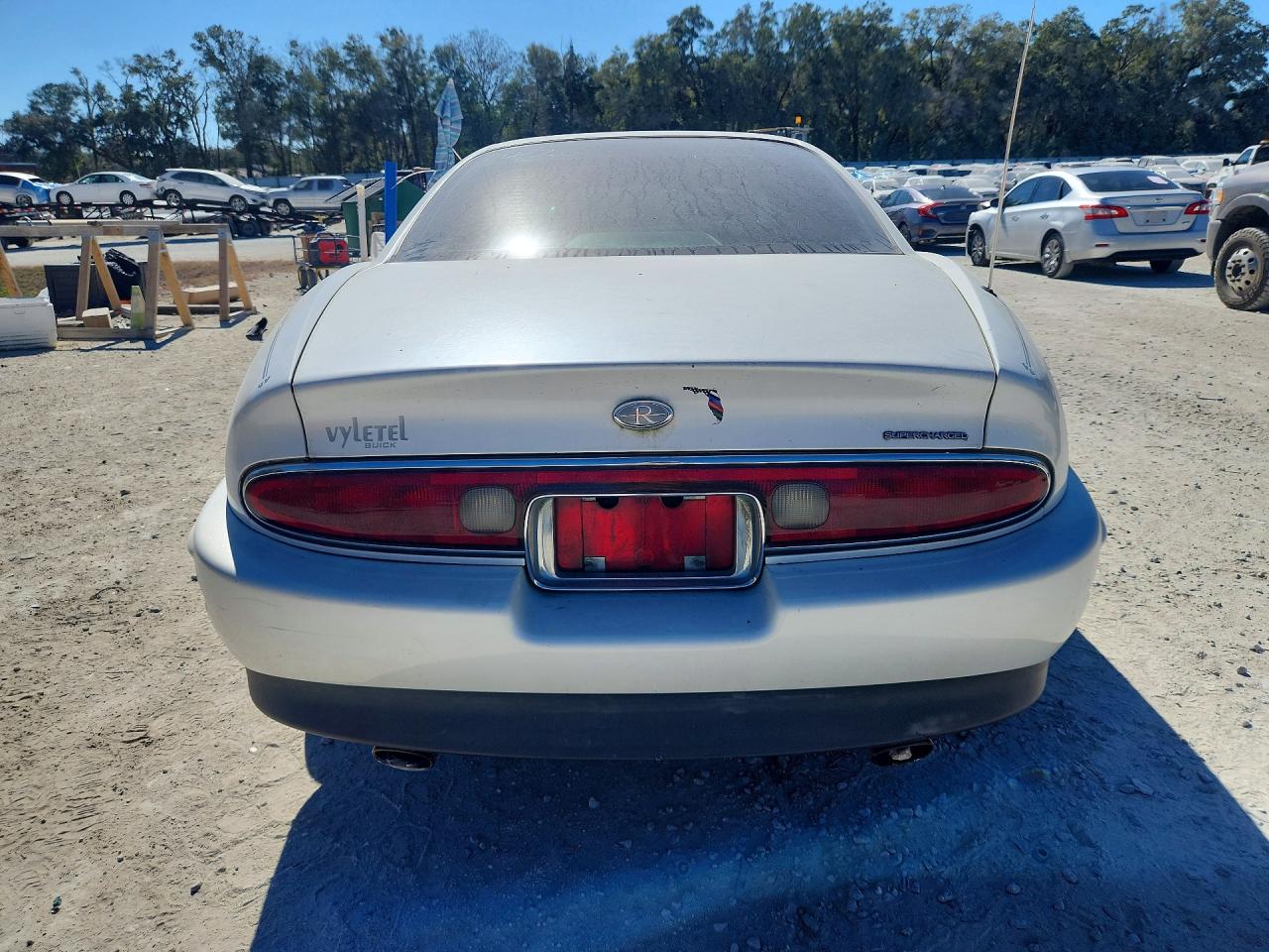 1997 Buick Riviera White vin: 1G4GD2215V4701133