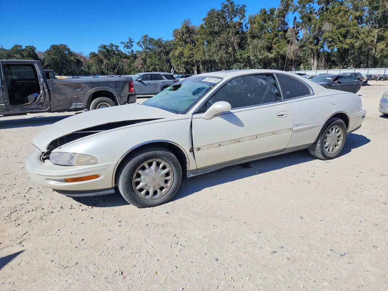 1997 Buick Riviera White vin: 1G4GD2215V4701133