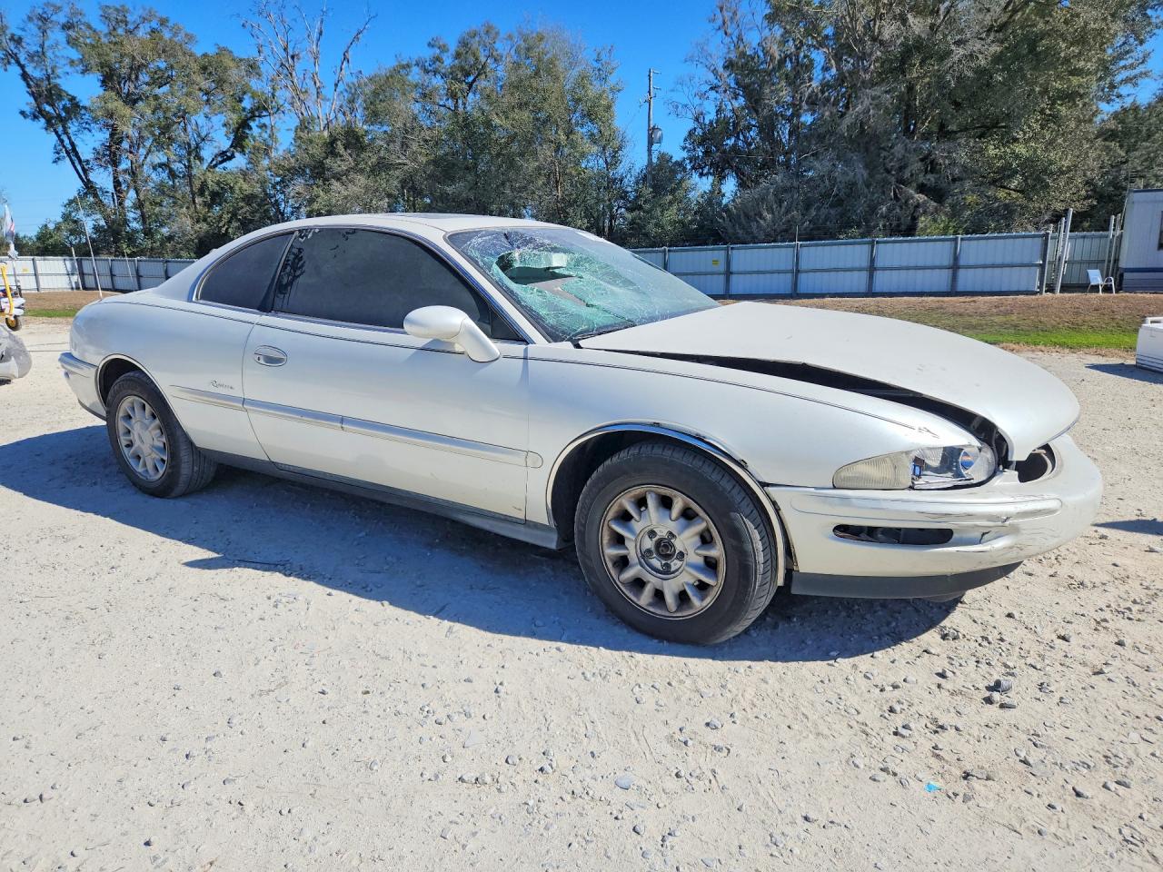 1997 Buick Riviera White vin: 1G4GD2215V4701133
